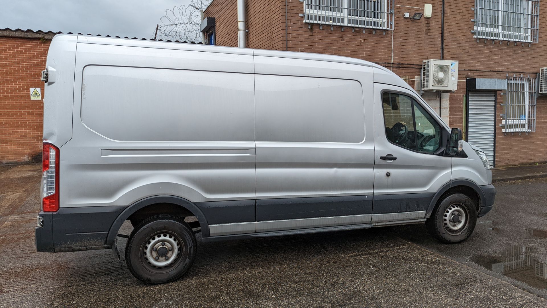 MD65 WHH Ford Transit 350, 6-speed manual gearbox, 2198cc diesel engine, 5981mm x 2550mm. Colour: Si - Image 26 of 51