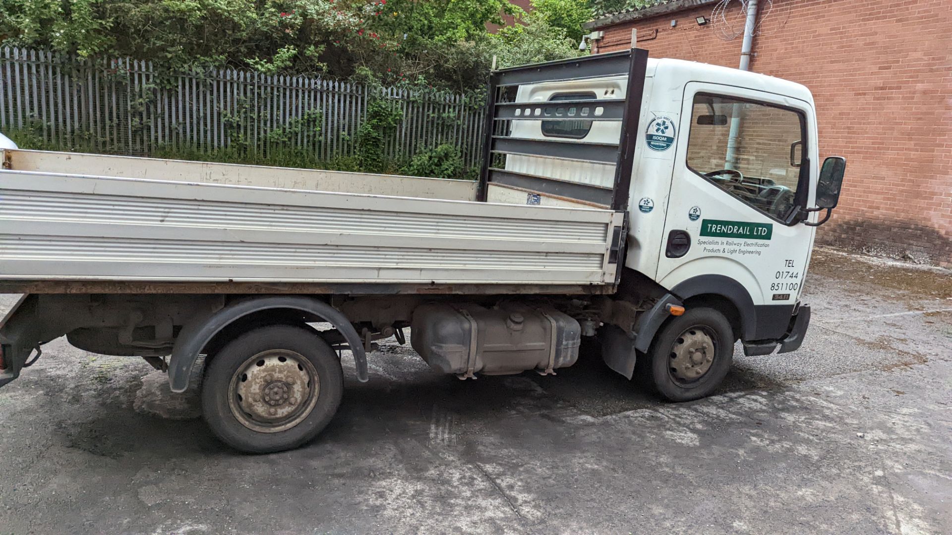 FE57 UVK Nissan Cabstar 34.11 S/C SWB 3.1m dropside, 5 speed manual gearbox, 2488cc diesel engine. - Image 22 of 35