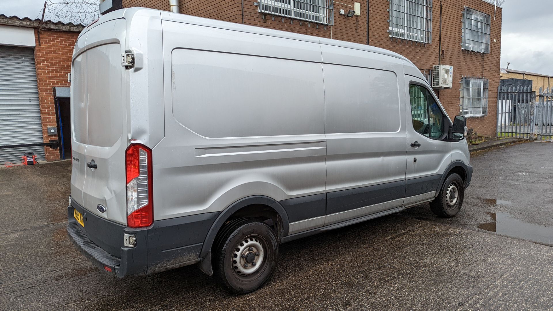 MD65 WHH Ford Transit 350, 6-speed manual gearbox, 2198cc diesel engine, 5981mm x 2550mm. Colour: Si - Image 24 of 51