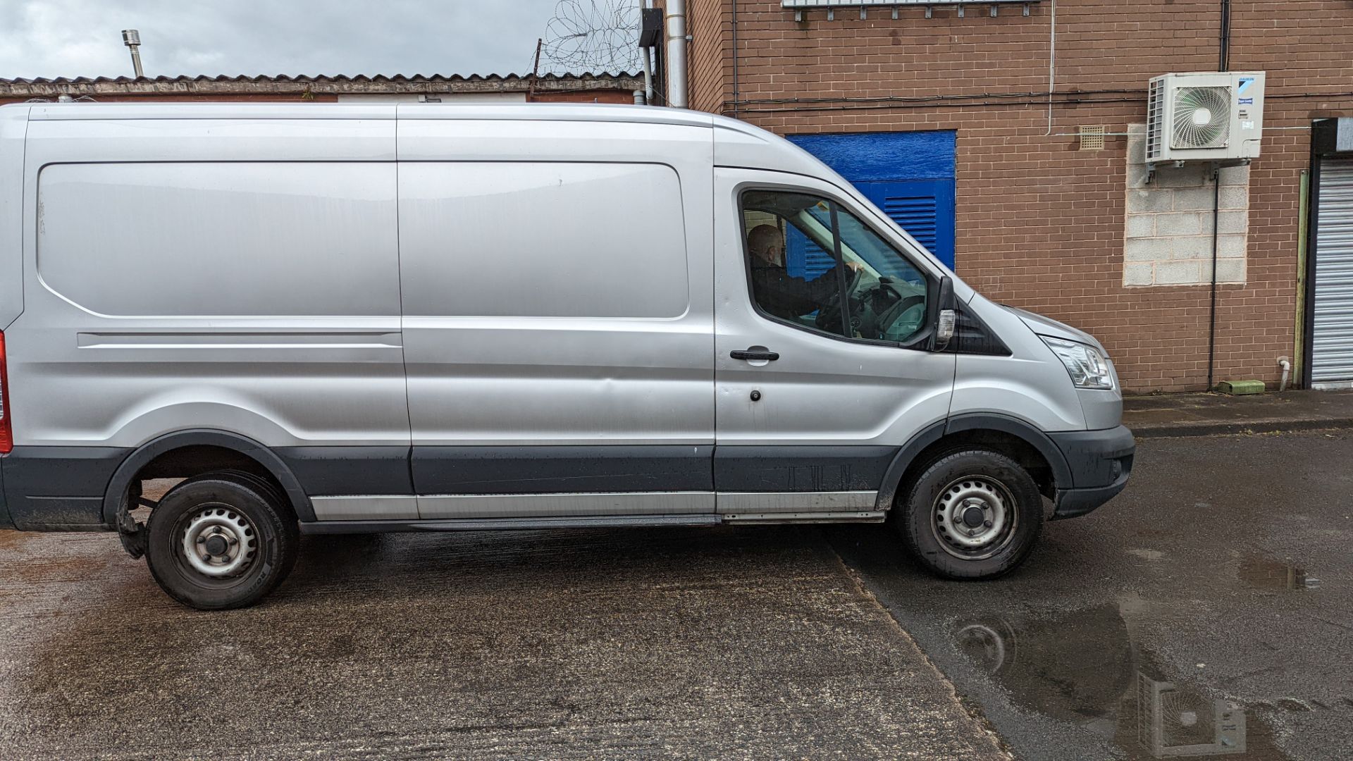 MD65 WHH Ford Transit 350, 6-speed manual gearbox, 2198cc diesel engine, 5981mm x 2550mm. Colour: Si - Image 28 of 51