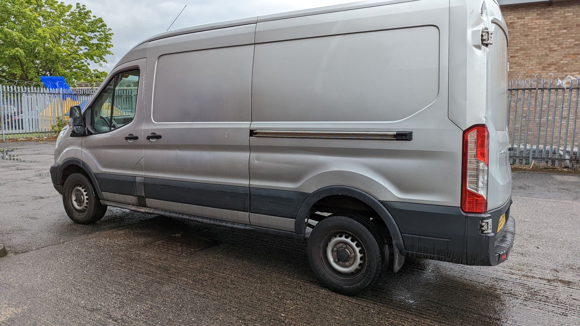 MD65 WHH Ford Transit 350, 6-speed manual gearbox, 2198cc diesel engine, 5981mm x 2550mm. Colour: Si - Image 15 of 51