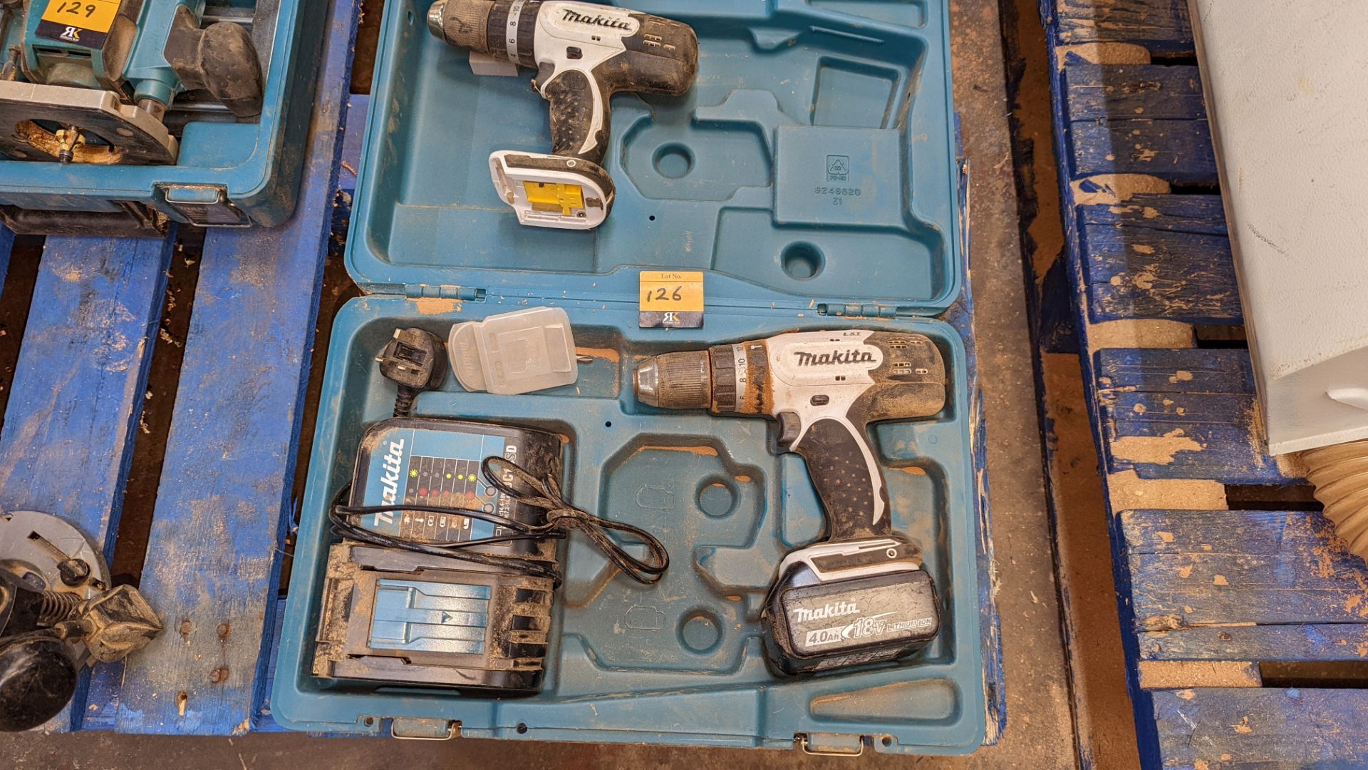 Cordless Makita power tool lot comprising 2 off DHP453 drills, 1 off 18v battery, 1 off DC18SD charg - Image 2 of 8