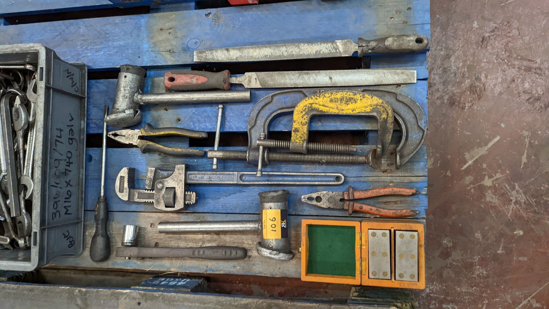 Quantity of assorted hand tools including chisels, cramps, metal hammer & more - Image 2 of 5