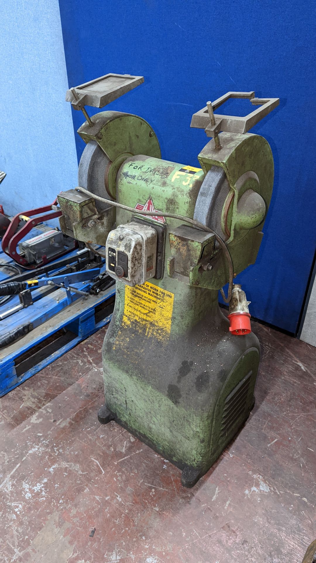 Floor standing twin grinding wheels (3 phase)