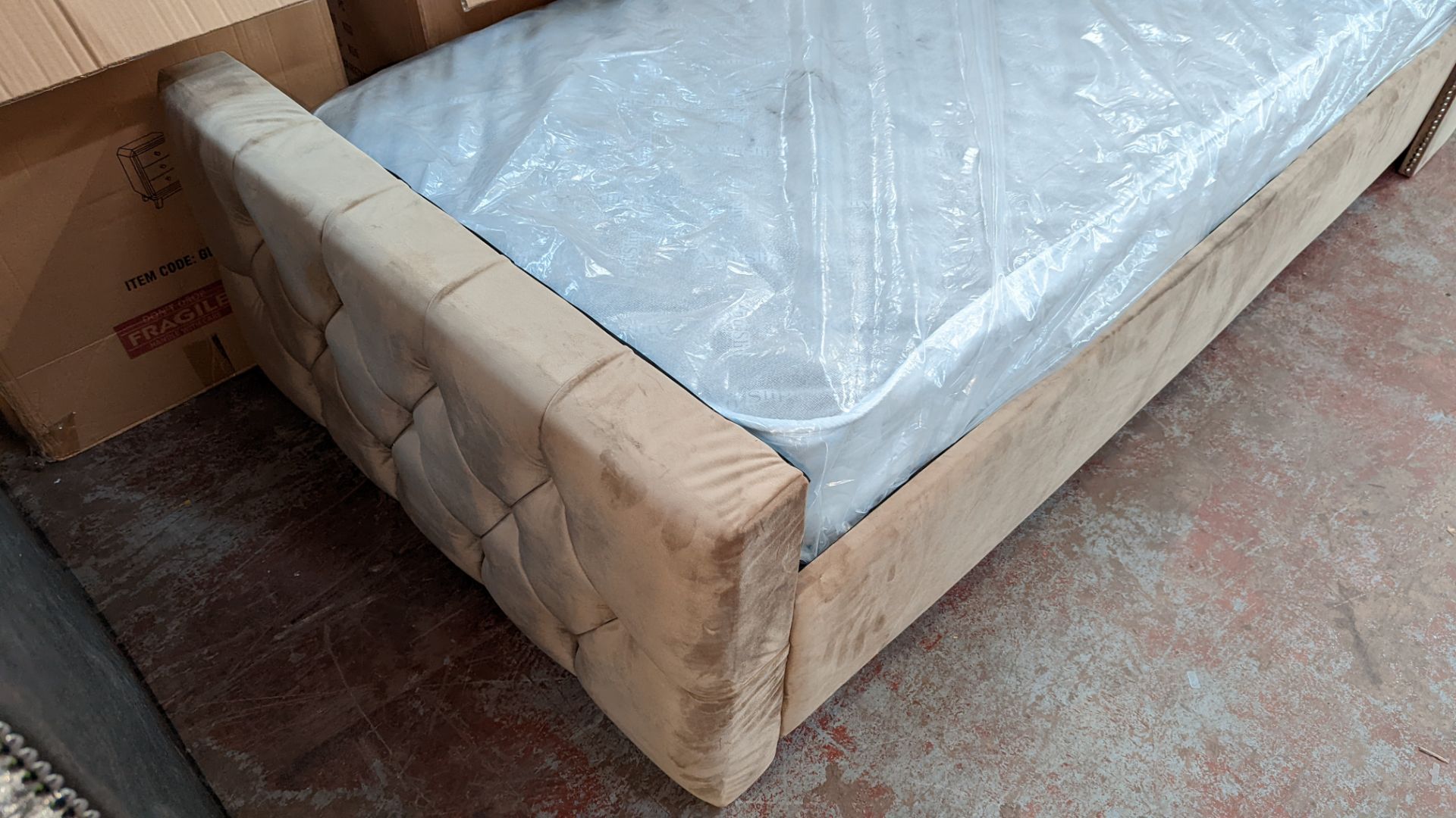 Single bed in suede/suede like fabric including mattress. Mattress dimensions 90cm x 192cm. Bed ma - Image 4 of 7