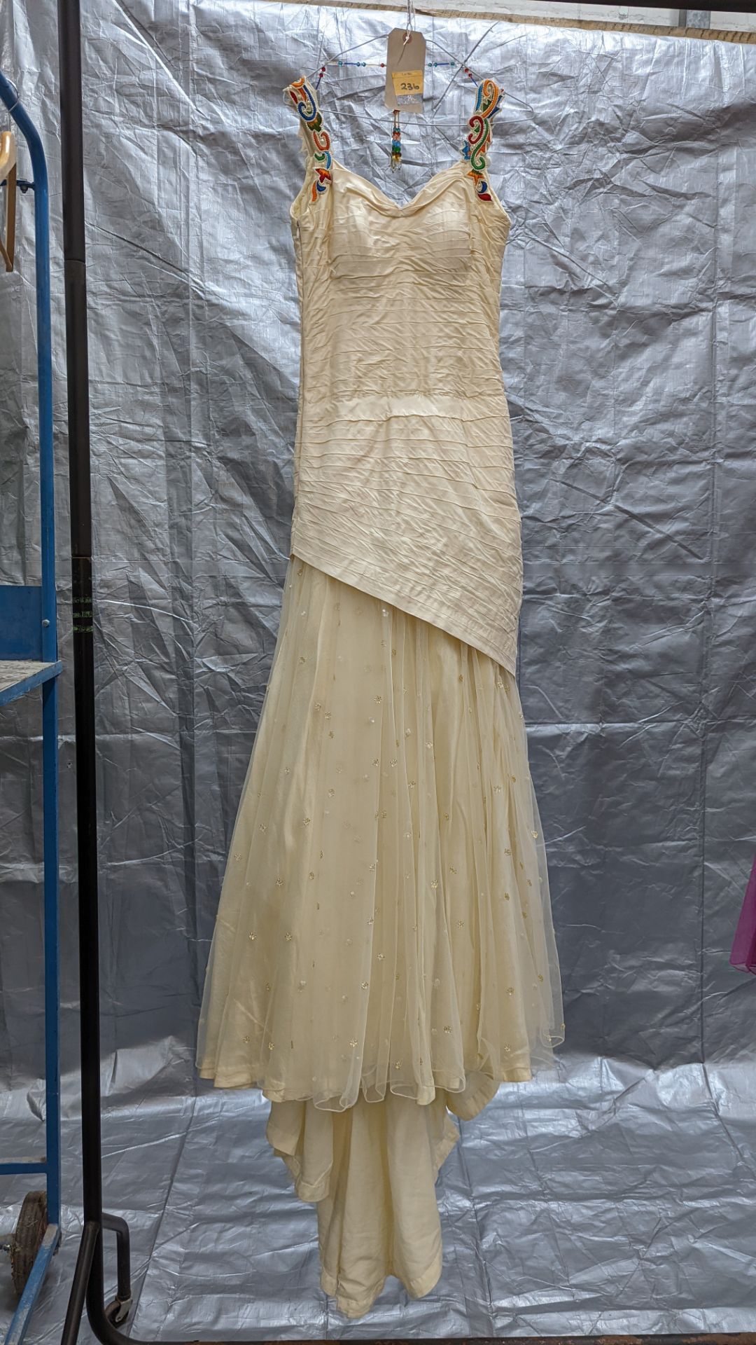 Large quantity of Asian wedding/partywear. This lot comprises the total residual stock-in-trade fro - Image 27 of 60