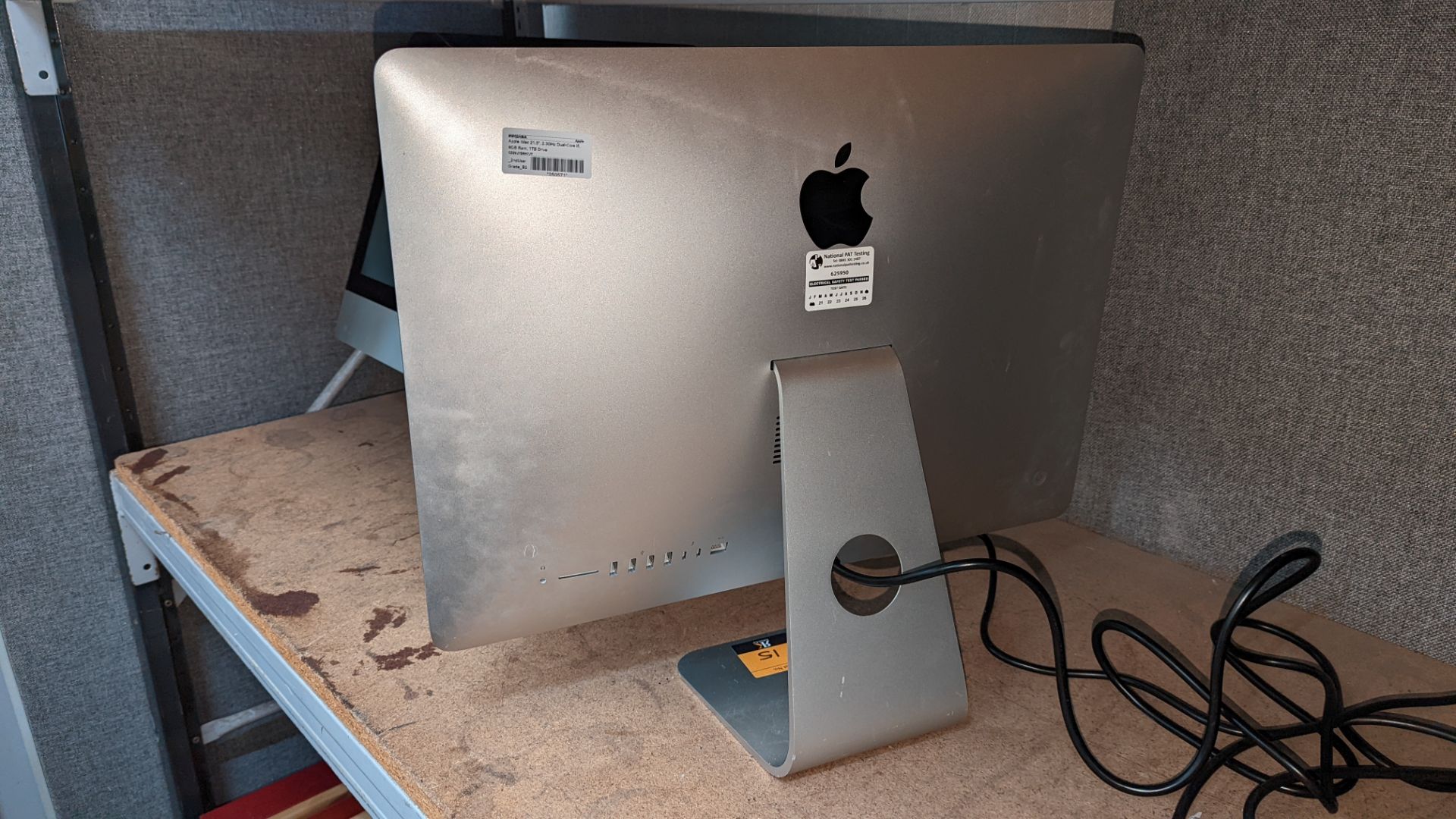 Apple 21.5" iMac model A1418 EMC 3068 with 2.3GHz dual core i5 processor, 8GB RAM, 1TB hard drive, e - Image 7 of 10