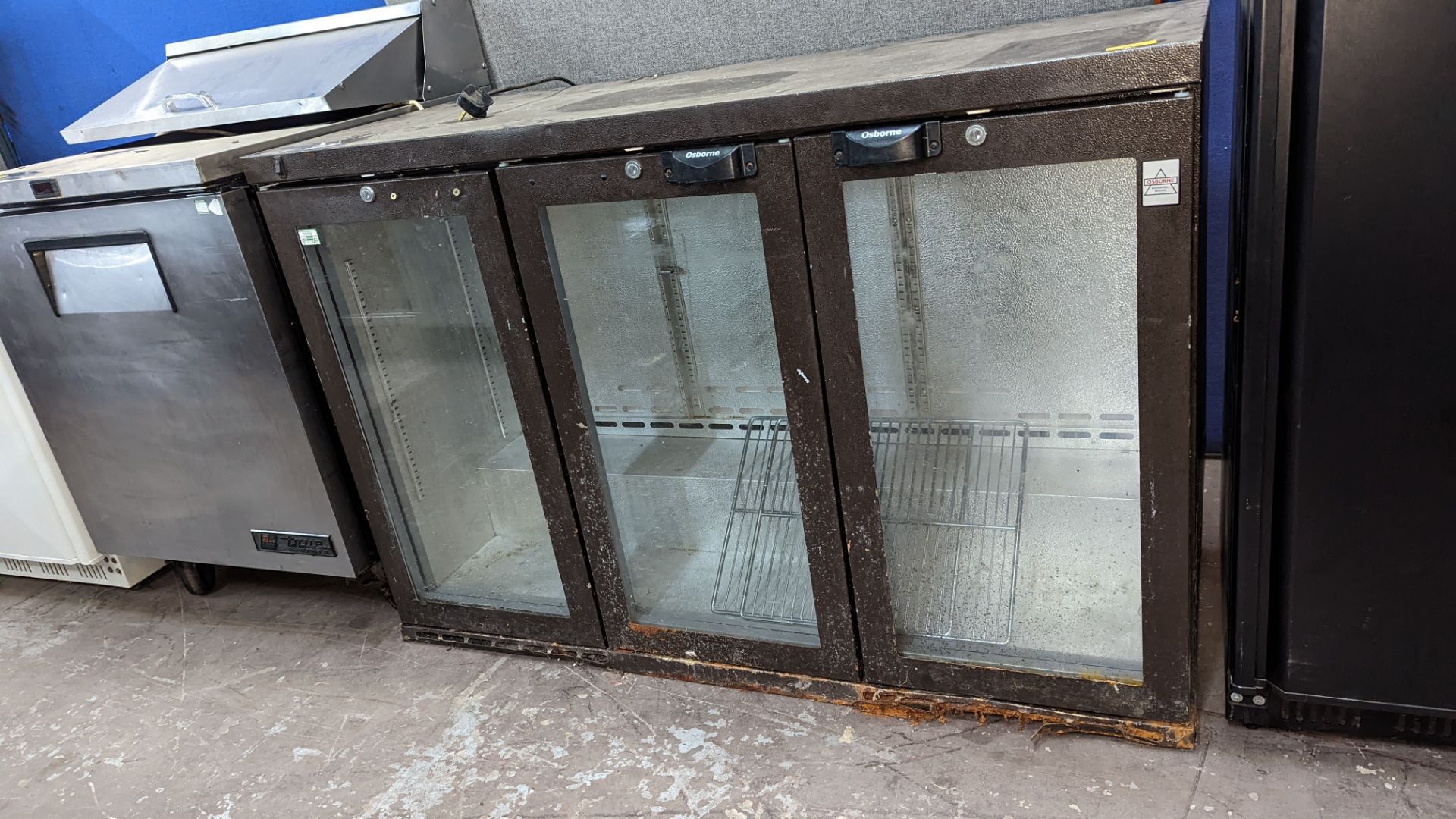 Osborne brown triple door undercounter backbar/bottle fridge - Image 3 of 6