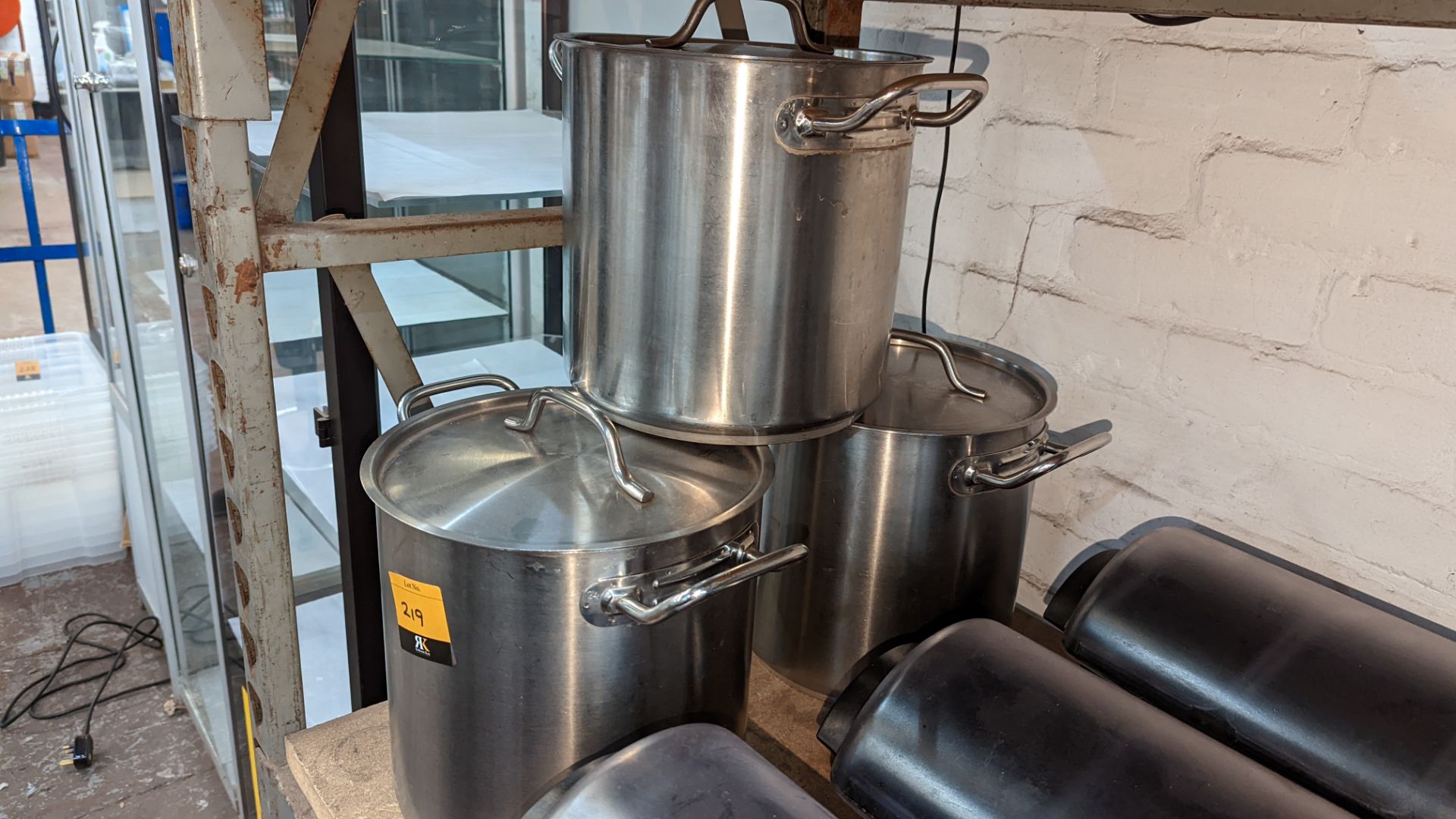 3 off deep stockpots, each with 2 handles & a lid - Image 3 of 5