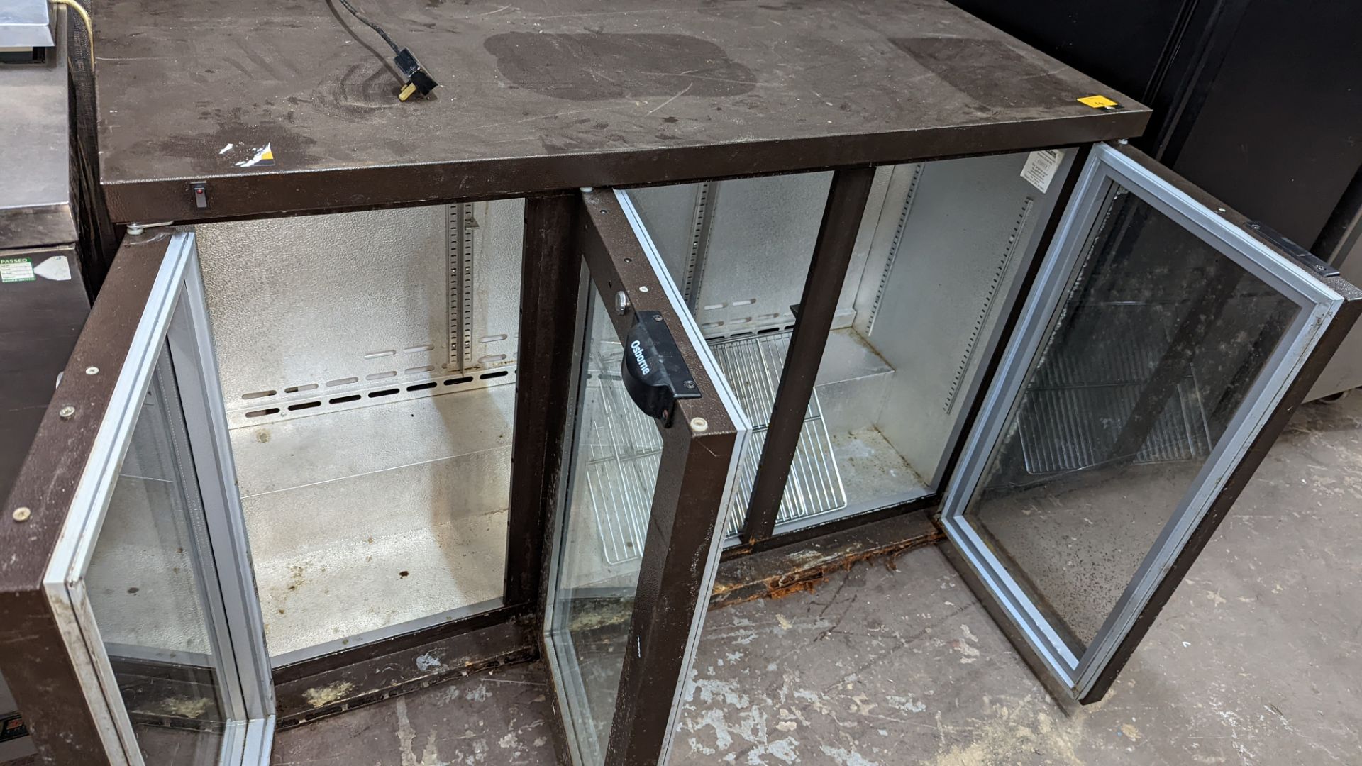 Osborne brown triple door undercounter backbar/bottle fridge - Image 5 of 6