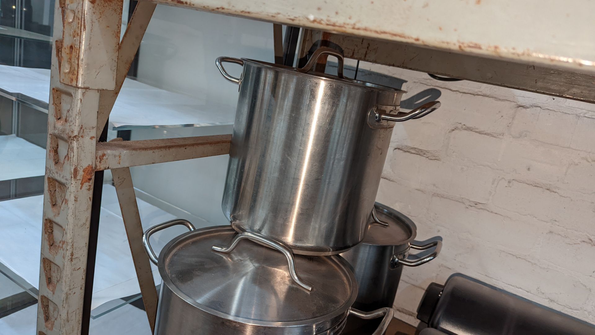 3 off deep stockpots, each with 2 handles & a lid - Image 5 of 5