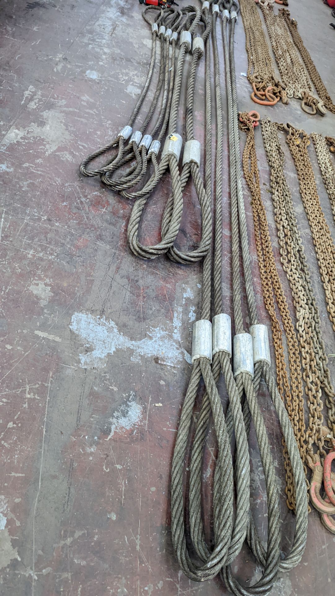 Quantity of metal "rope". This lot comprises 4 pieces, each measuring 6m long at the extremes, 2 off
