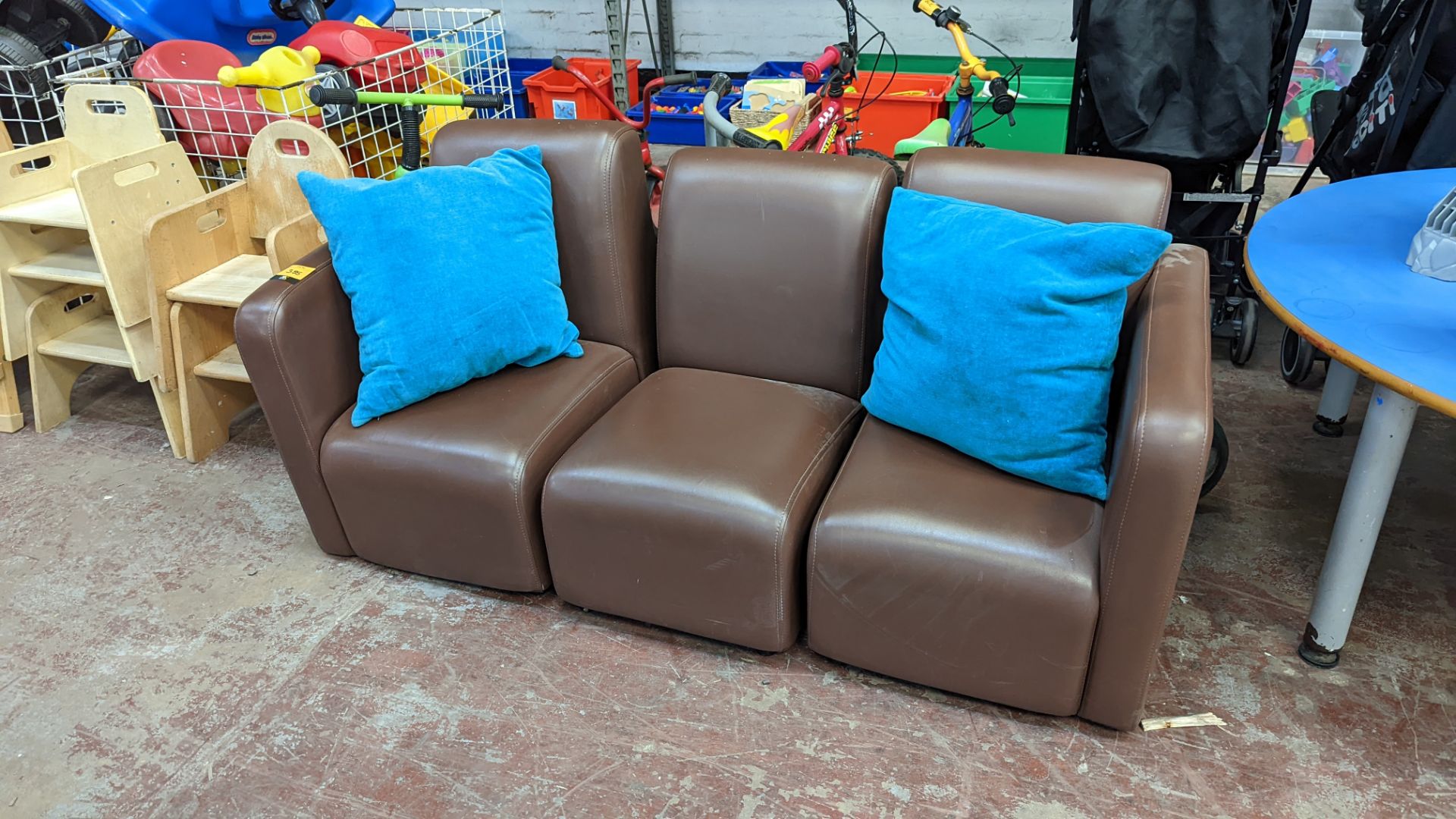 Small 3-piece children's sofa including 2 scatter cushions - Image 4 of 5