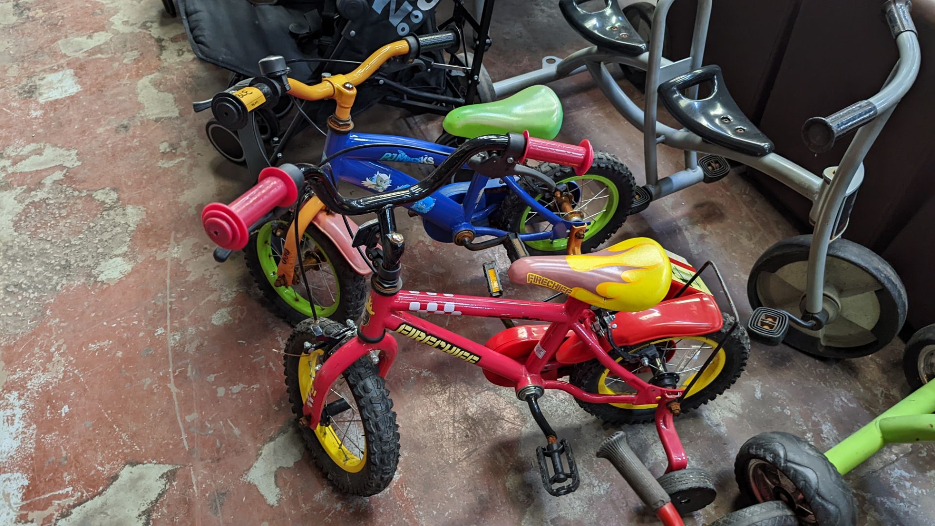 5 off children's 3-wheel bikes, including one tandem bike - Image 9 of 12