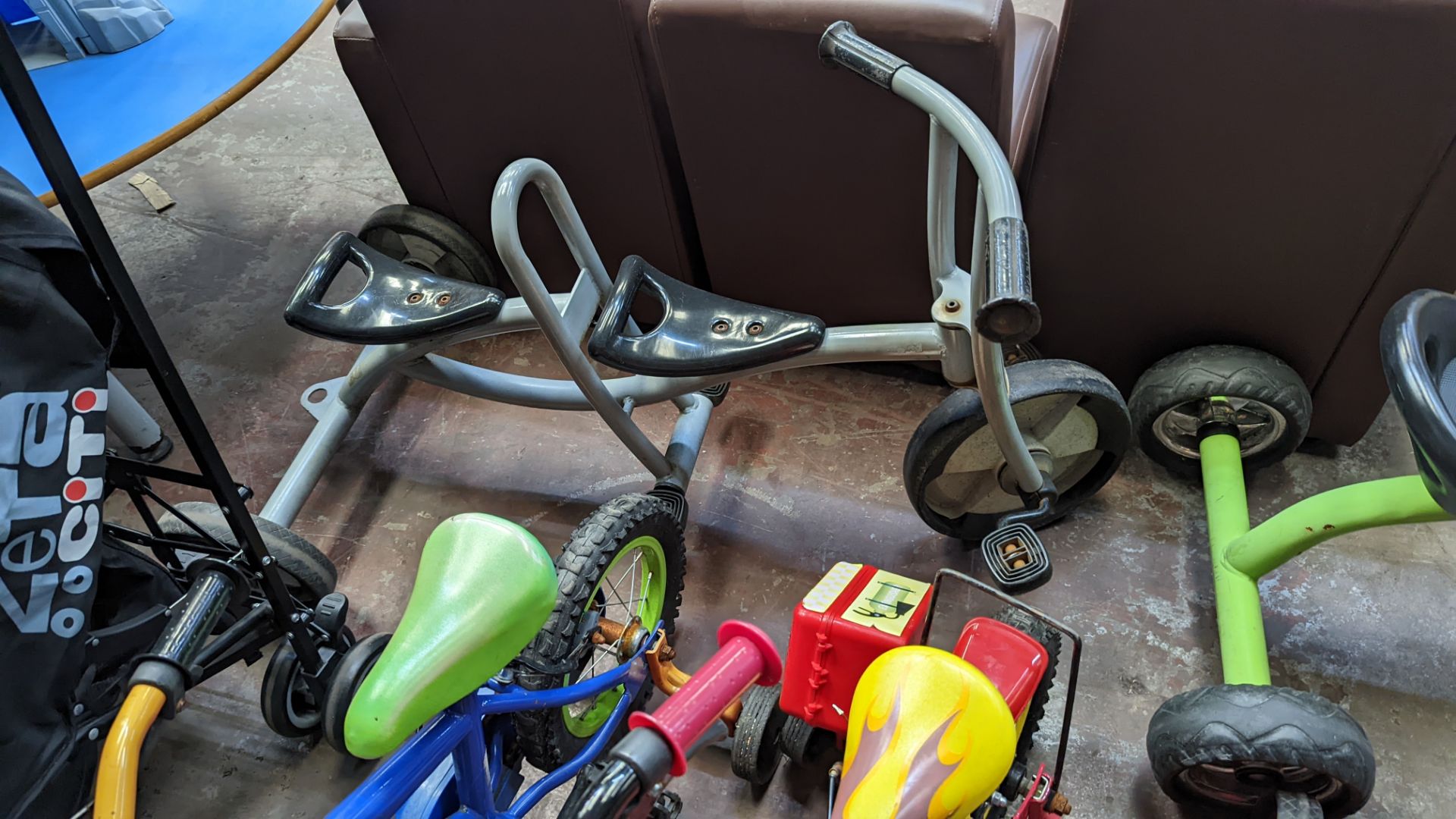 5 off children's 3-wheel bikes, including one tandem bike - Image 7 of 12