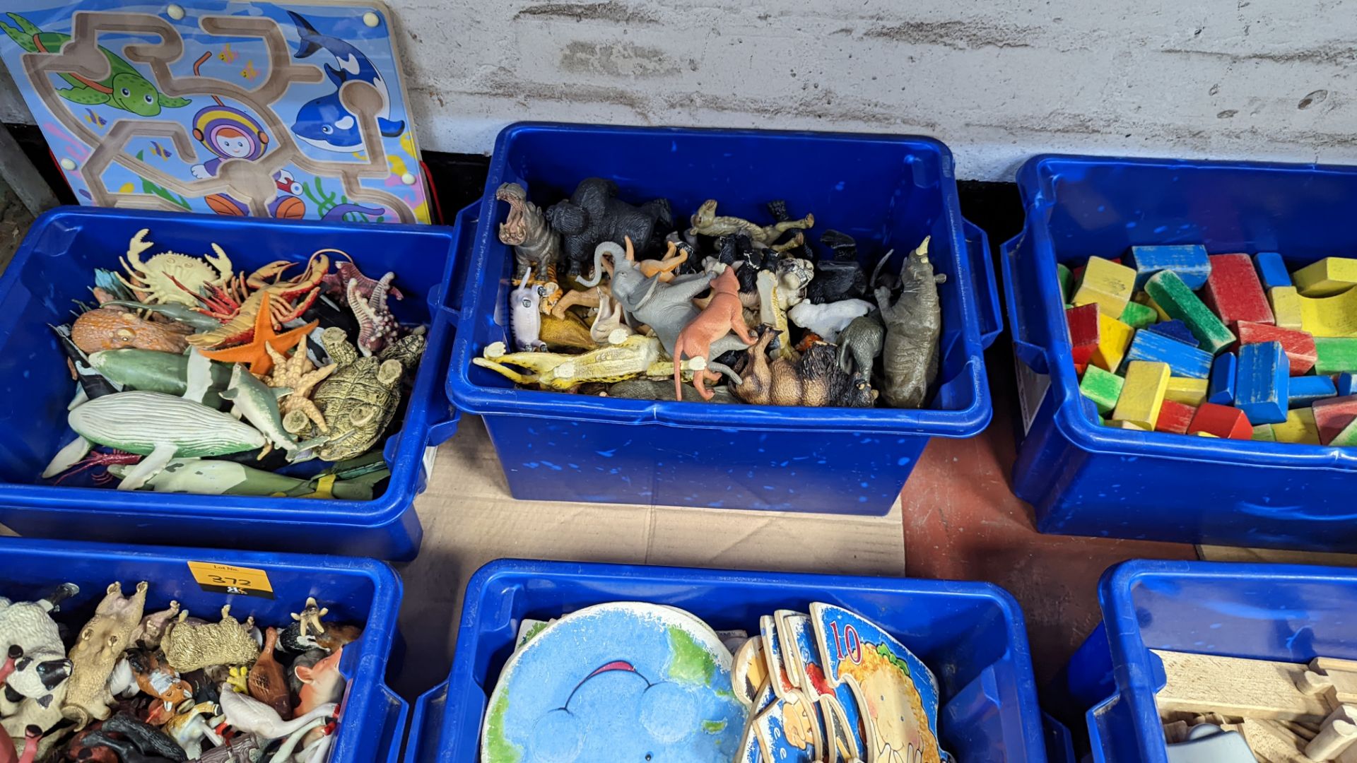 Contents of a bay of children's toys - all crates included - Image 7 of 14