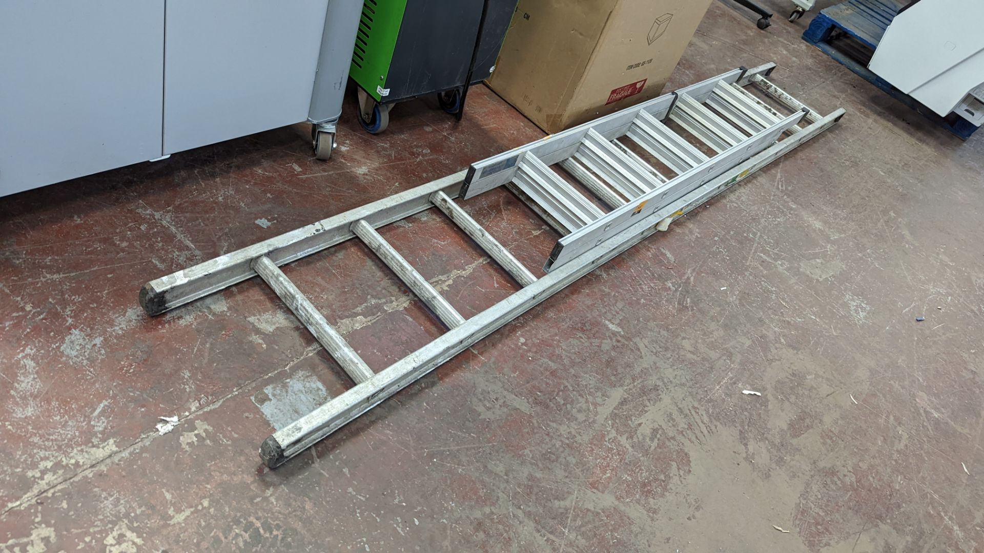 Small rung ladders plus larger single rung ladder - Image 6 of 6