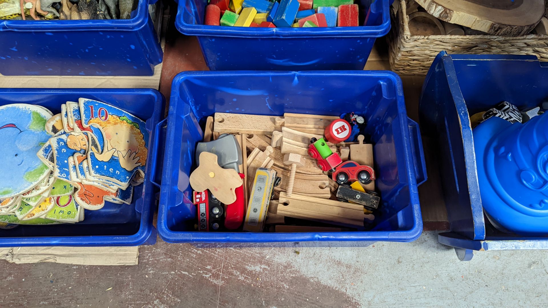 Contents of a bay of children's toys - all crates included - Image 8 of 14
