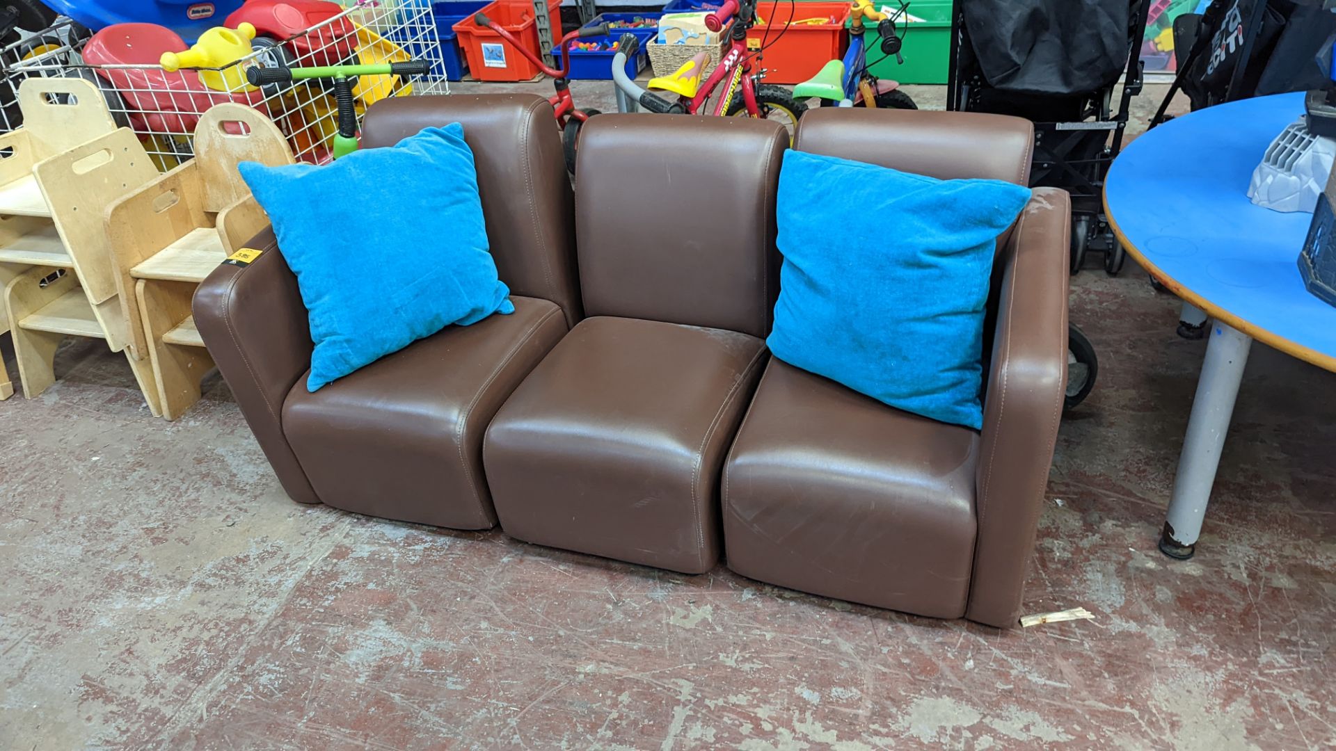 Small 3-piece children's sofa including 2 scatter cushions - Image 3 of 5