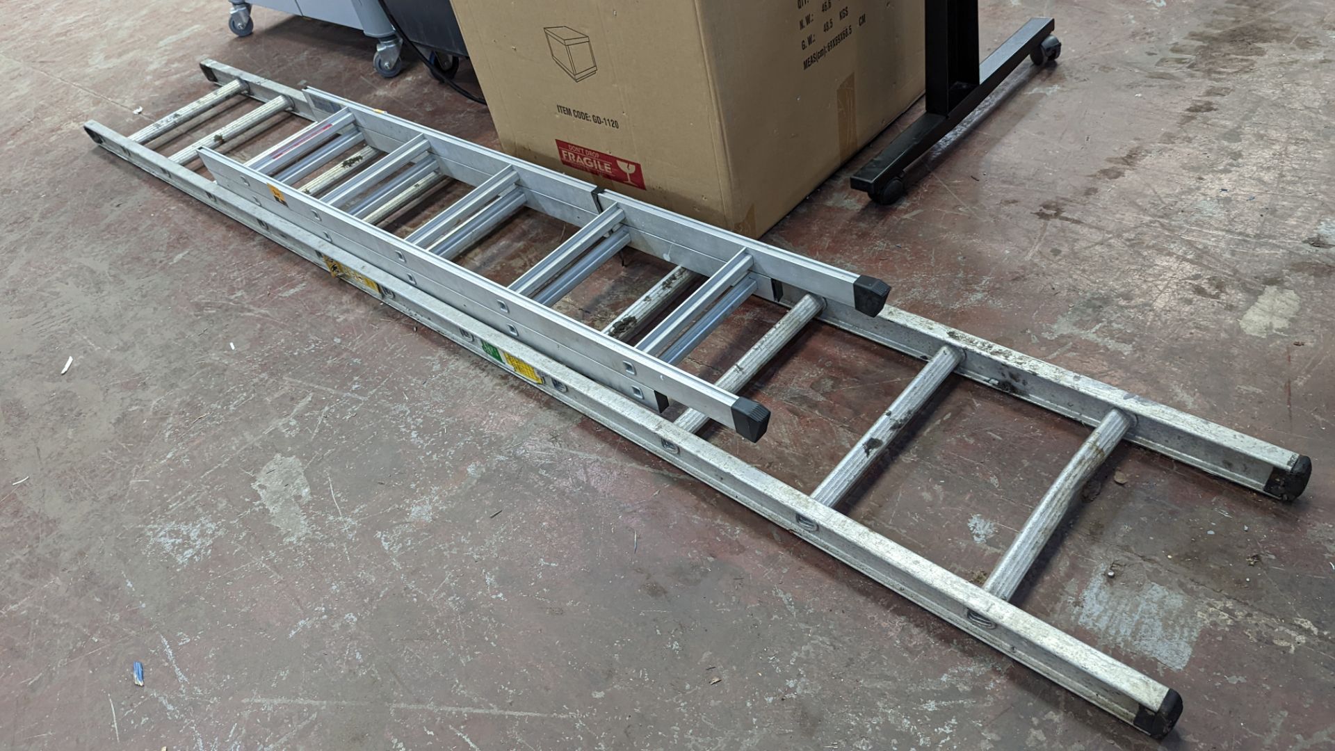 Small rung ladders plus larger single rung ladder - Image 2 of 6