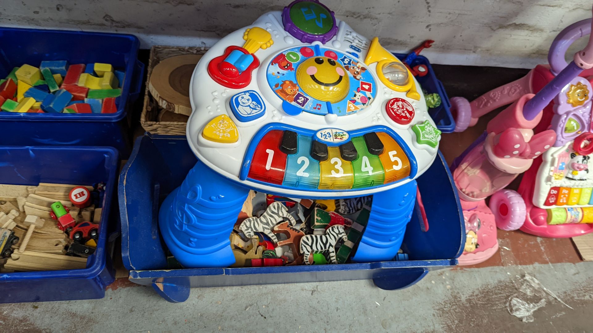 Contents of a bay of children's toys - all crates included - Image 10 of 14