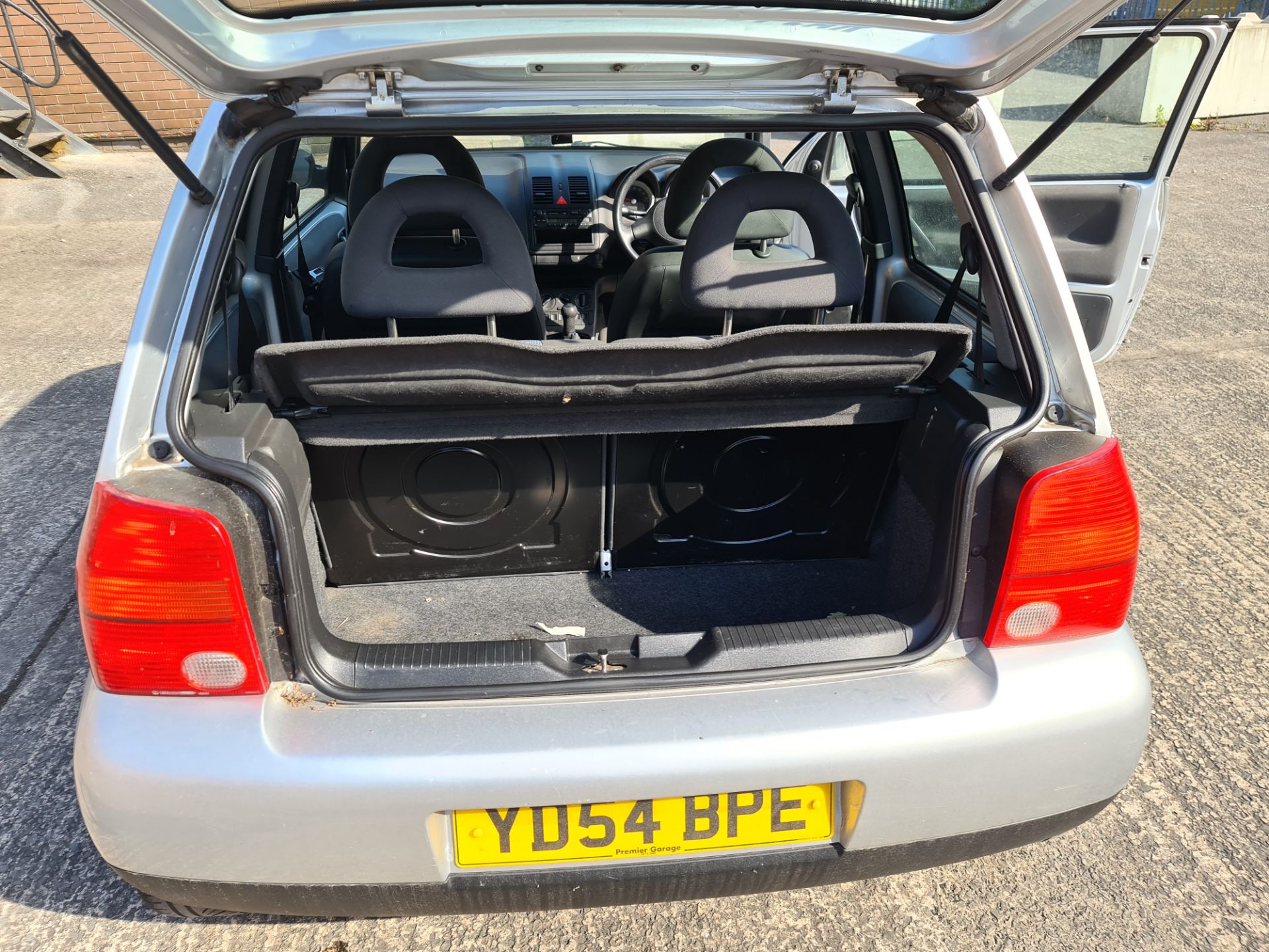 YD54 BPE Volkswagen Lupo E 3 door hatchback car, 5 speed manual gearbox, 999cc petrol engine. Colou - Image 16 of 40