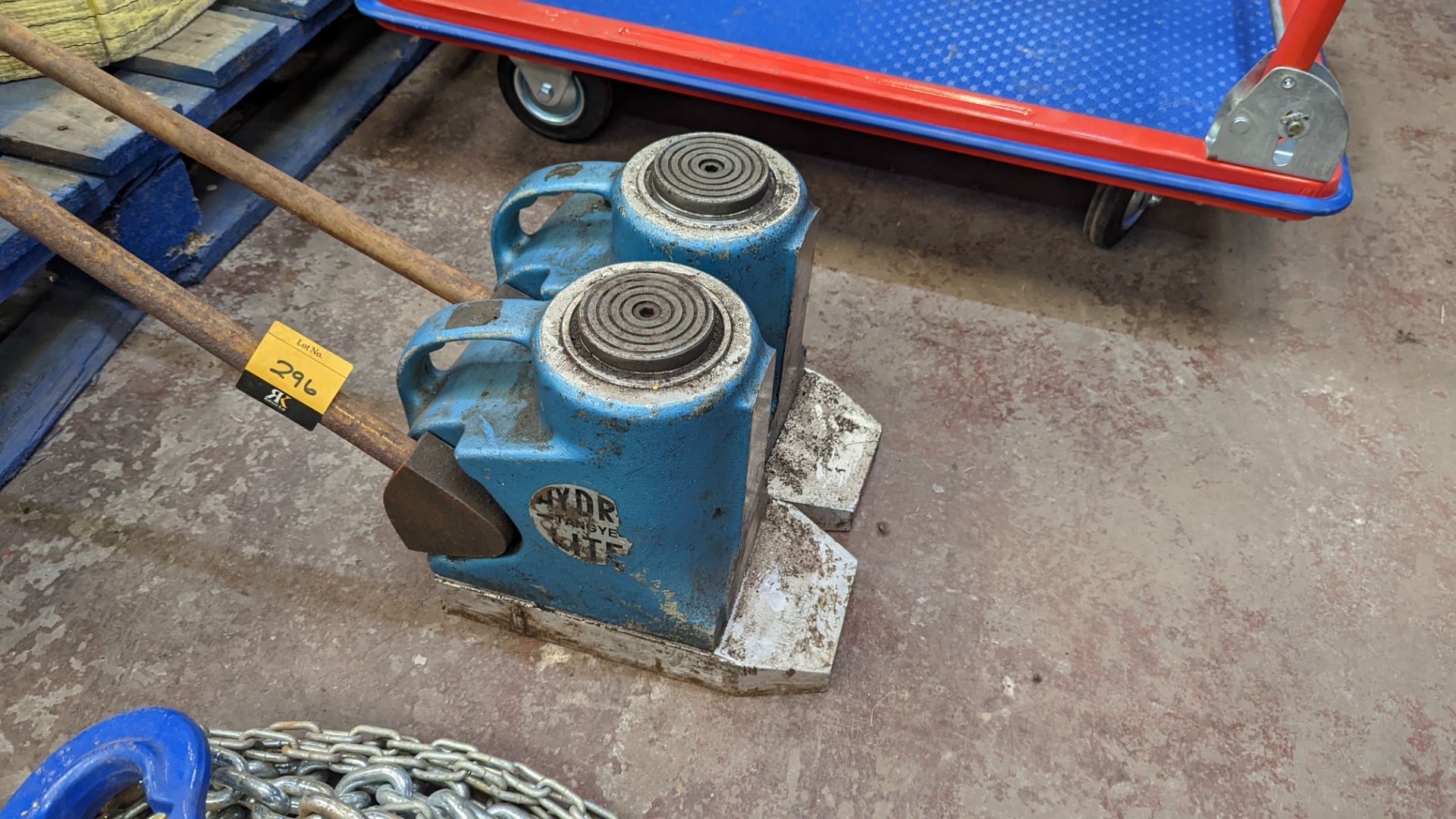 Pair of lifting jacks