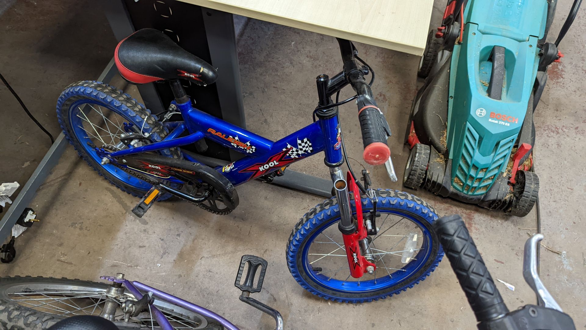 2 off children's pedal bikes comprising Skyline Concept & Raleigh Kool - Image 8 of 10