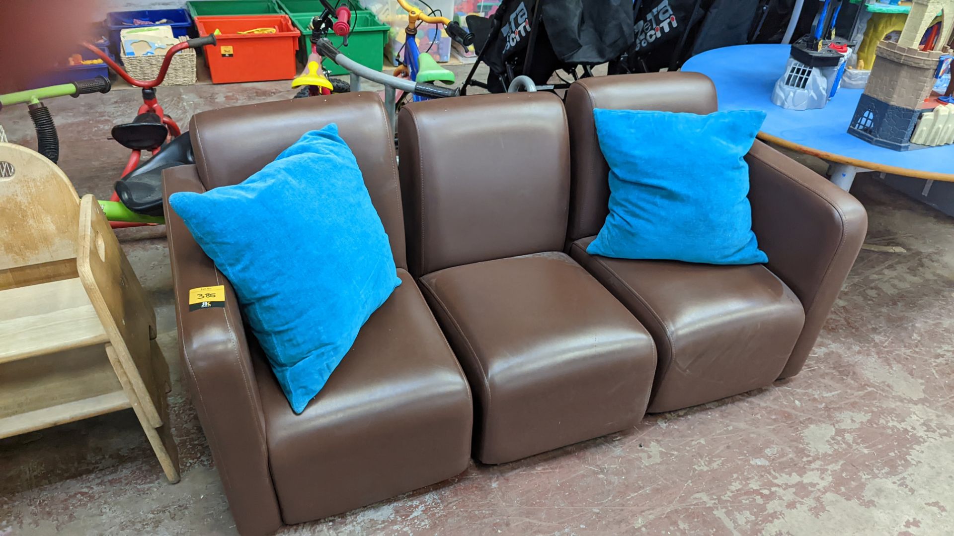 Small 3-piece children's sofa including 2 scatter cushions - Image 2 of 5