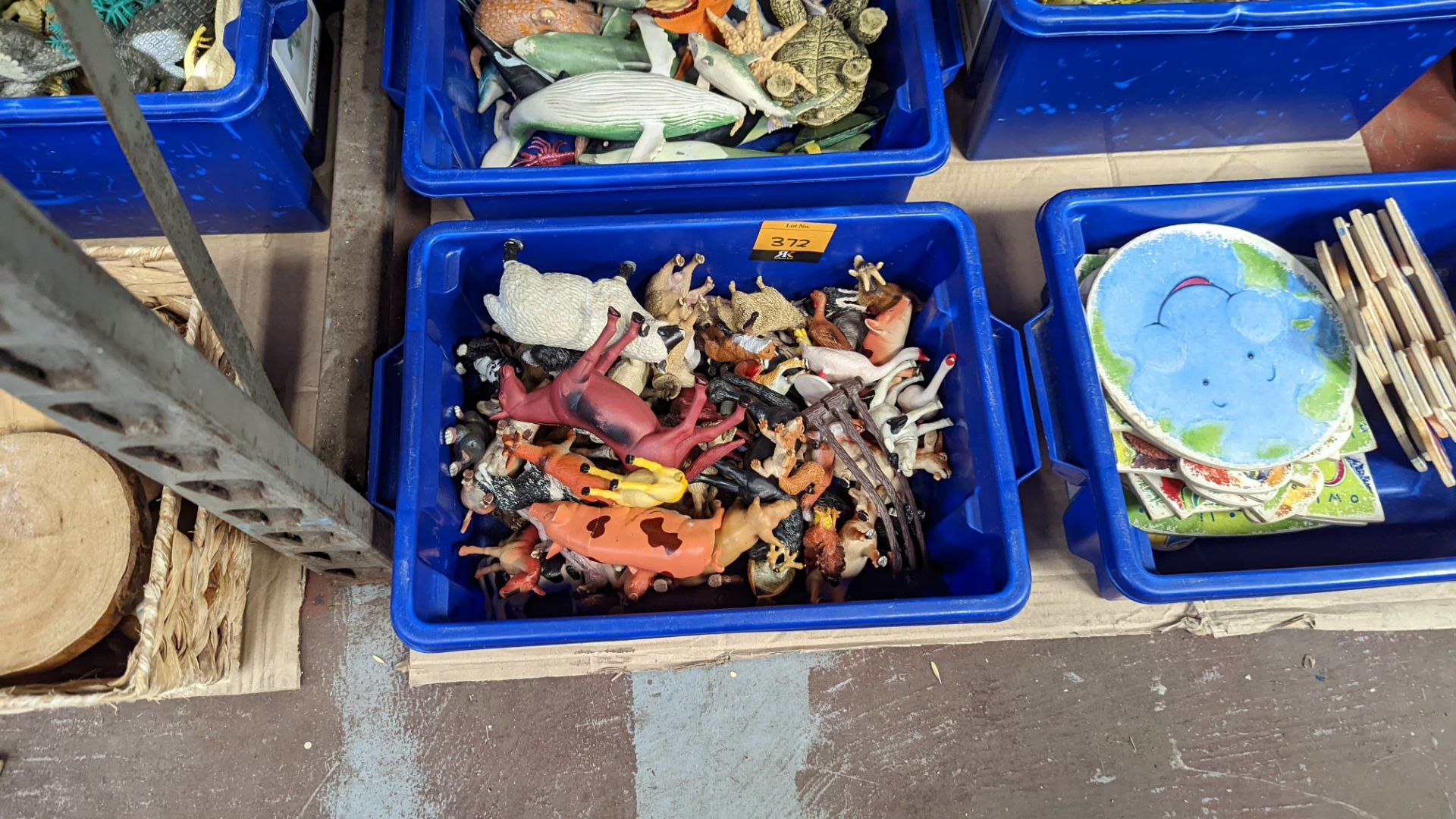 Contents of a bay of children's toys - all crates included - Image 3 of 14