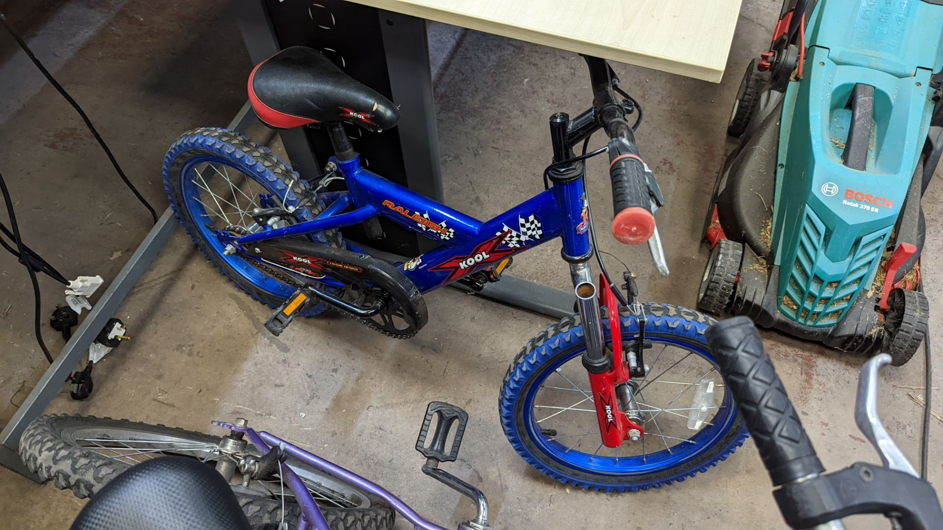 2 off children's pedal bikes comprising Skyline Concept & Raleigh Kool - Image 9 of 10