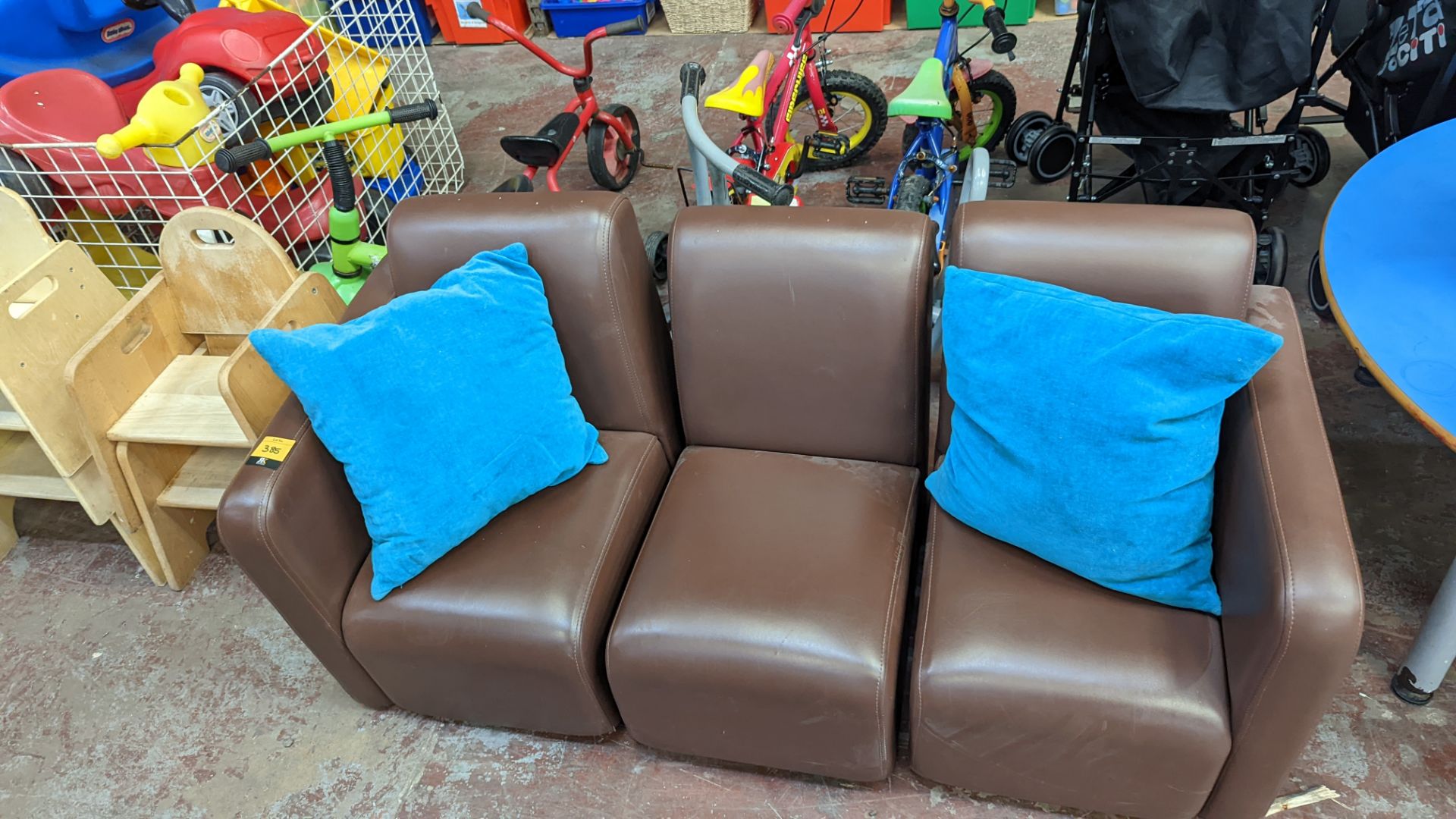 Small 3-piece children's sofa including 2 scatter cushions - Image 5 of 5