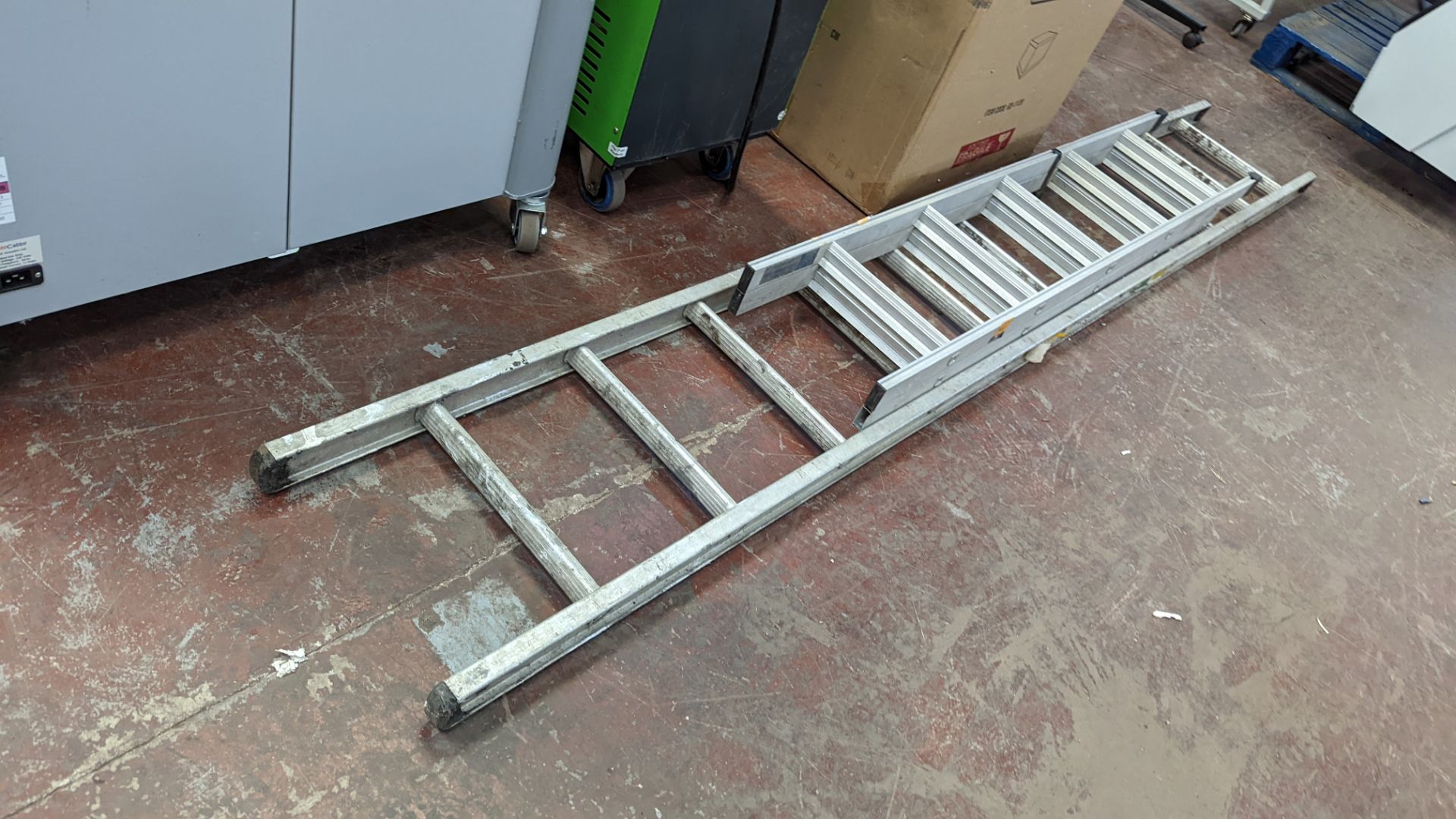 Small rung ladders plus larger single rung ladder - Image 5 of 6