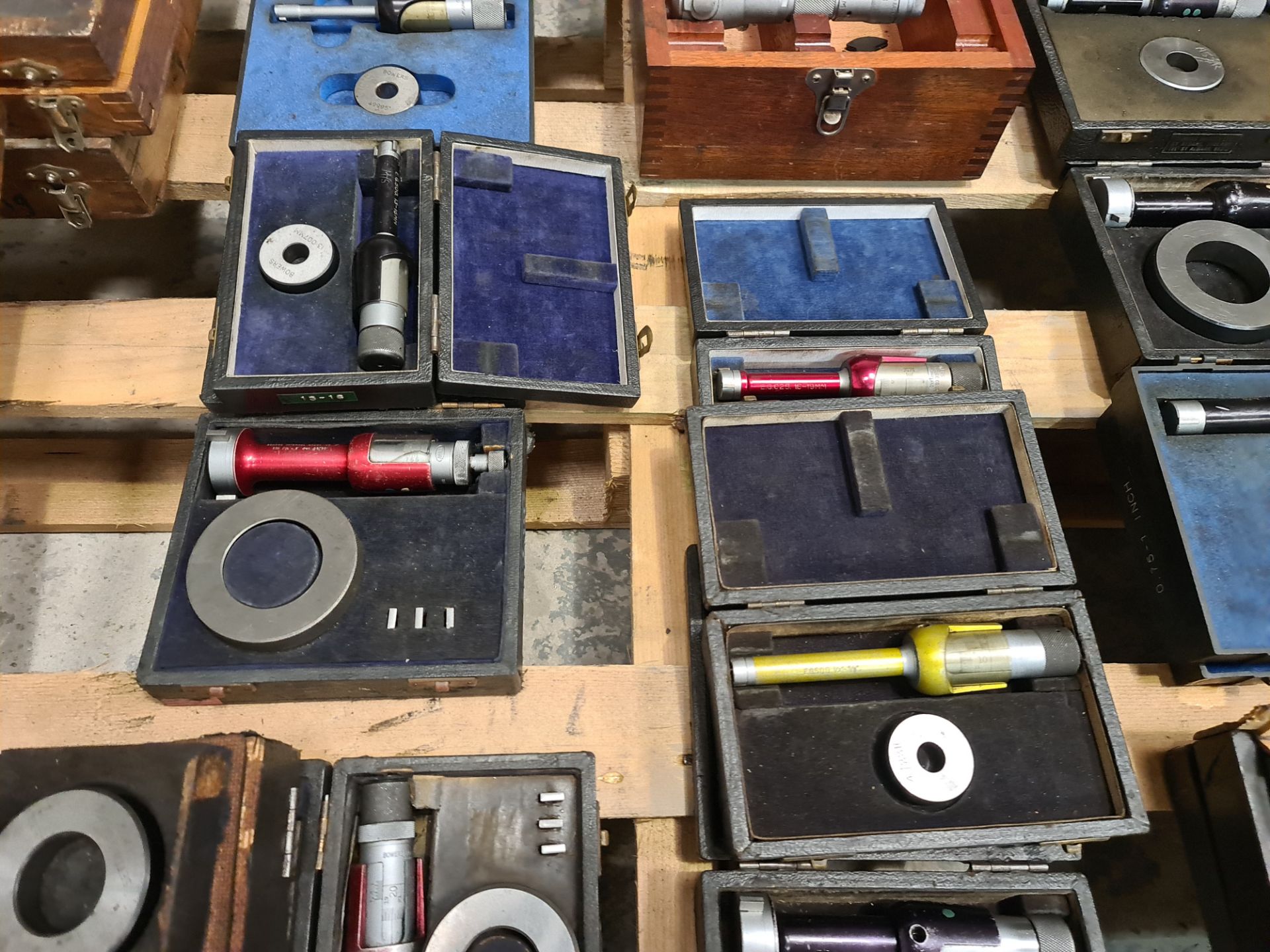 Quantity of assorted measuring devices, mostly each in their own individual case. This lot comprise - Image 13 of 13