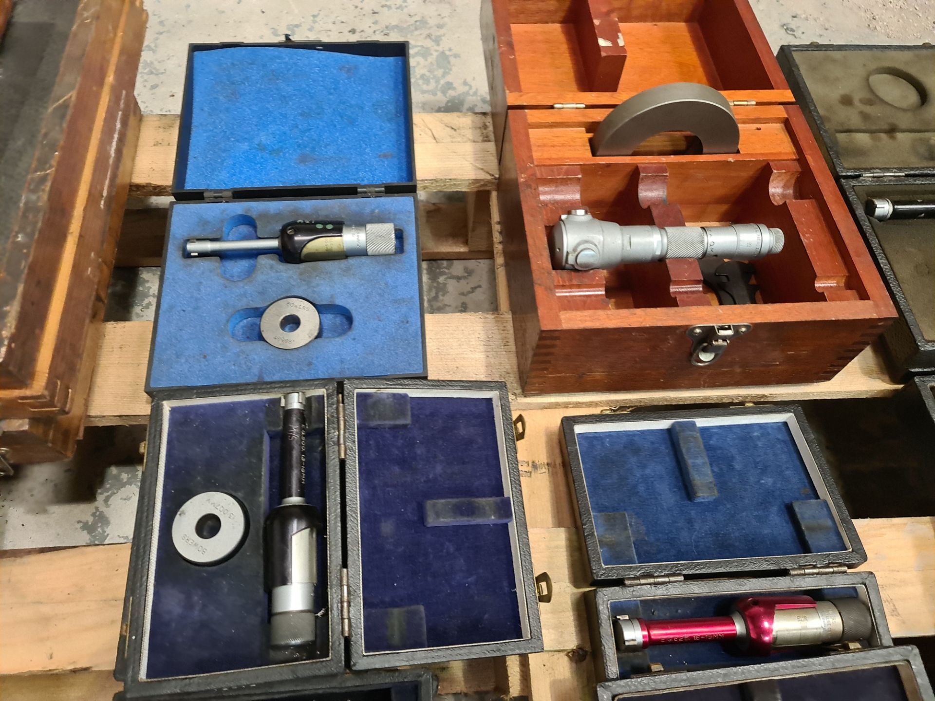 Quantity of assorted measuring devices, mostly each in their own individual case. This lot comprise - Image 11 of 13