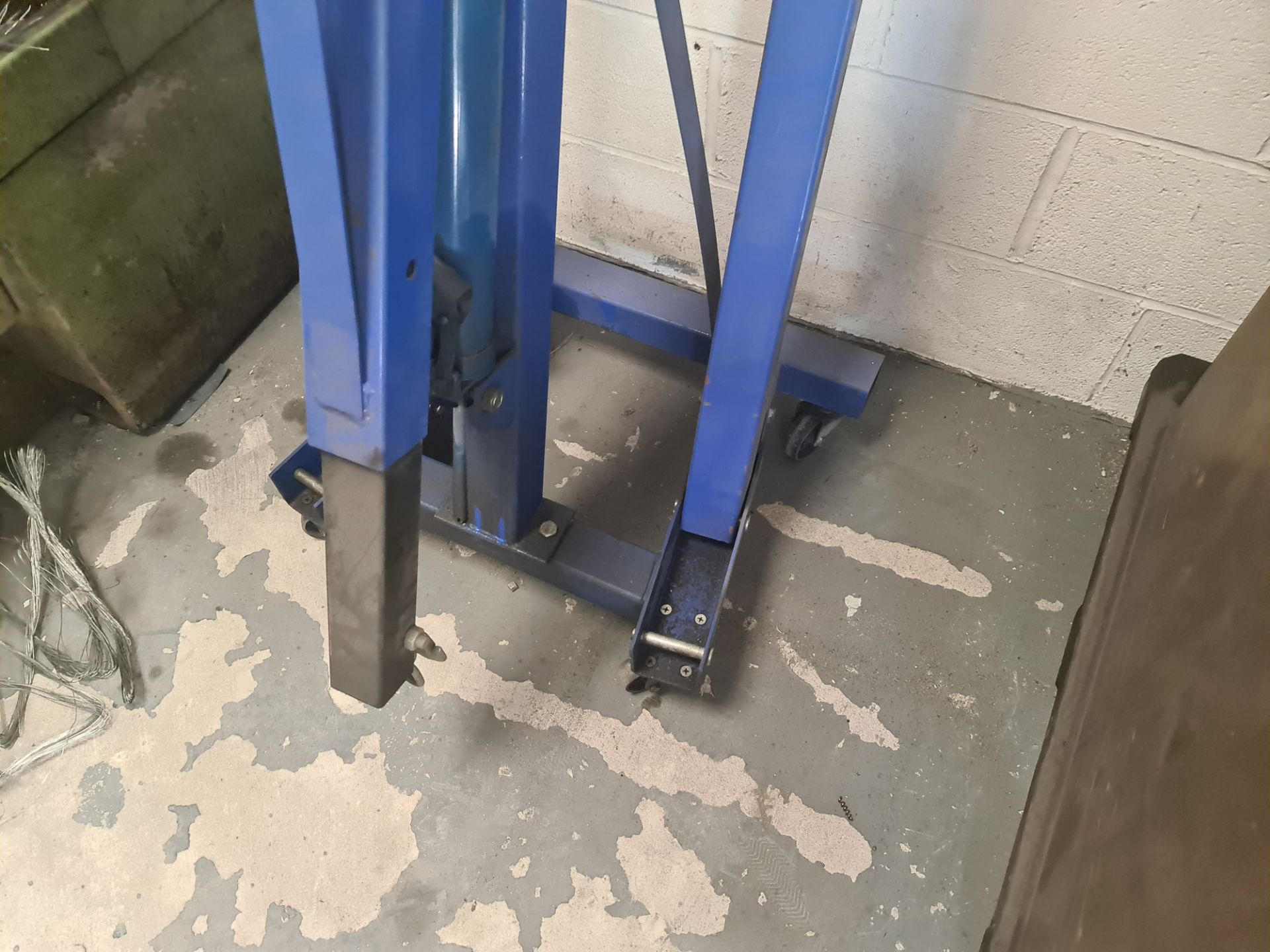 2 tonne hydraulic mobile lifting device - Image 2 of 8