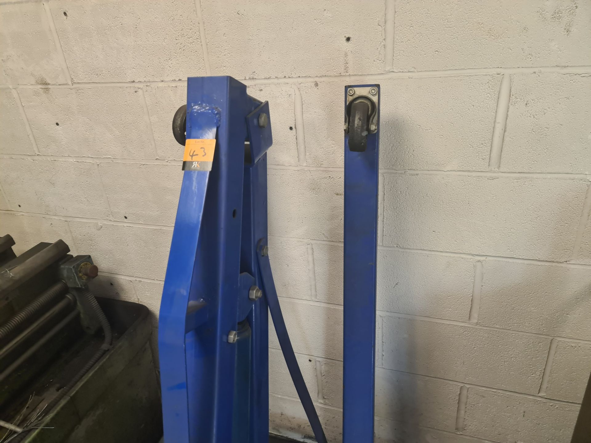 2 tonne hydraulic mobile lifting device - Image 3 of 8