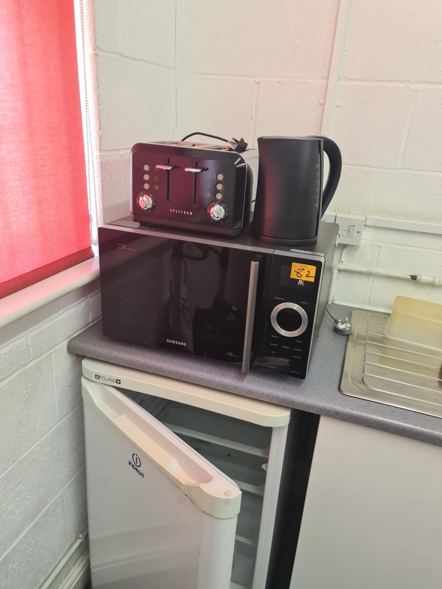 Appliance lot comprising 2 Hoovers plus fridge, microwave, kettle & toaster - Image 2 of 7