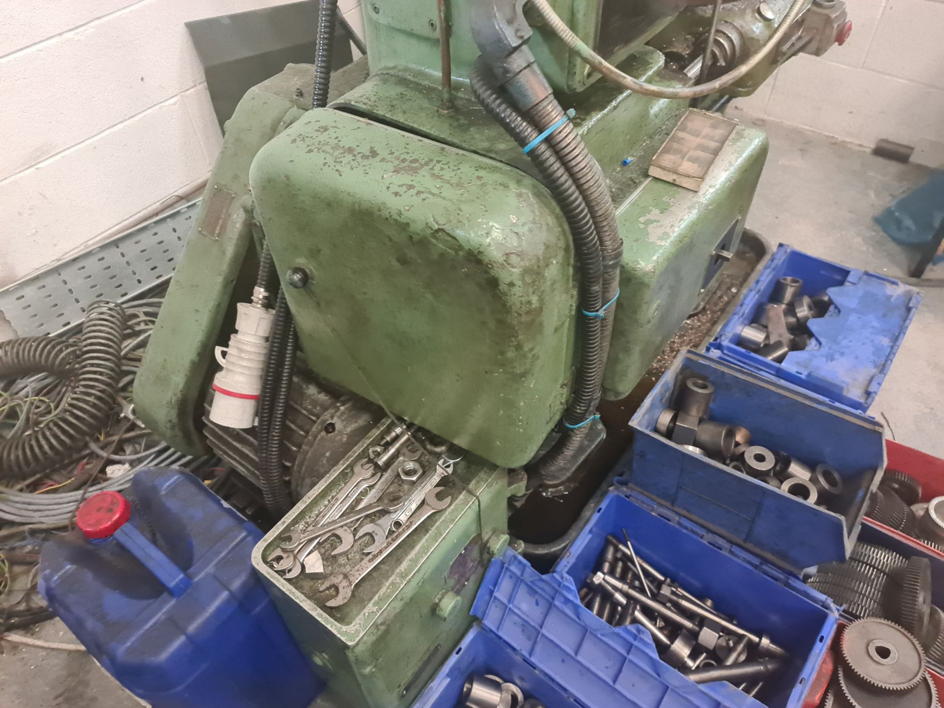 Sykes HV14 gear hobbing machine. This lot includes the crates & contents immediately surrounding th - Image 3 of 23