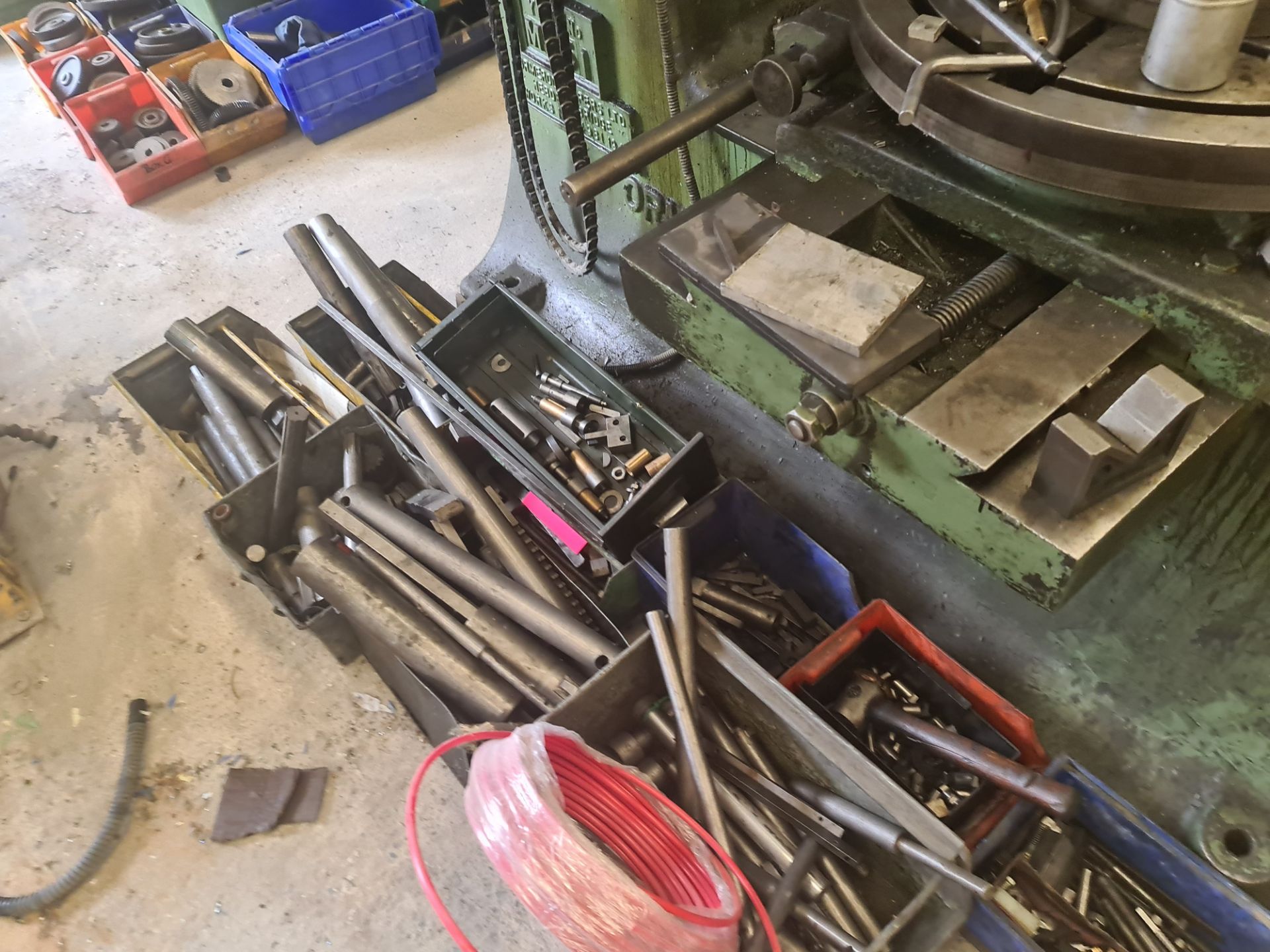 Ormerod slotting machine (machine number 4981) including the crates of tooling located immediately a - Image 8 of 34