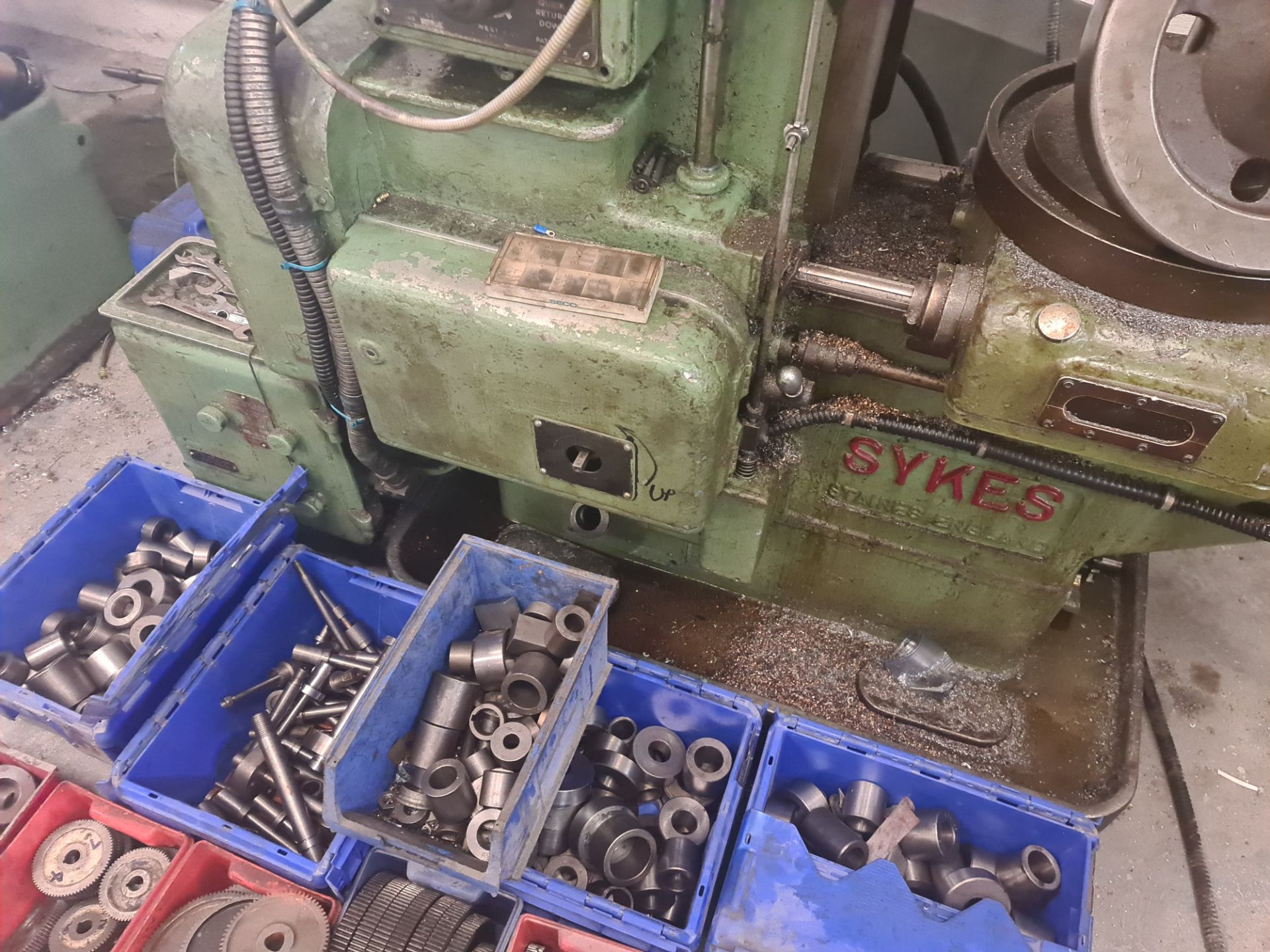 Sykes HV14 gear hobbing machine. This lot includes the crates & contents immediately surrounding th - Image 12 of 23