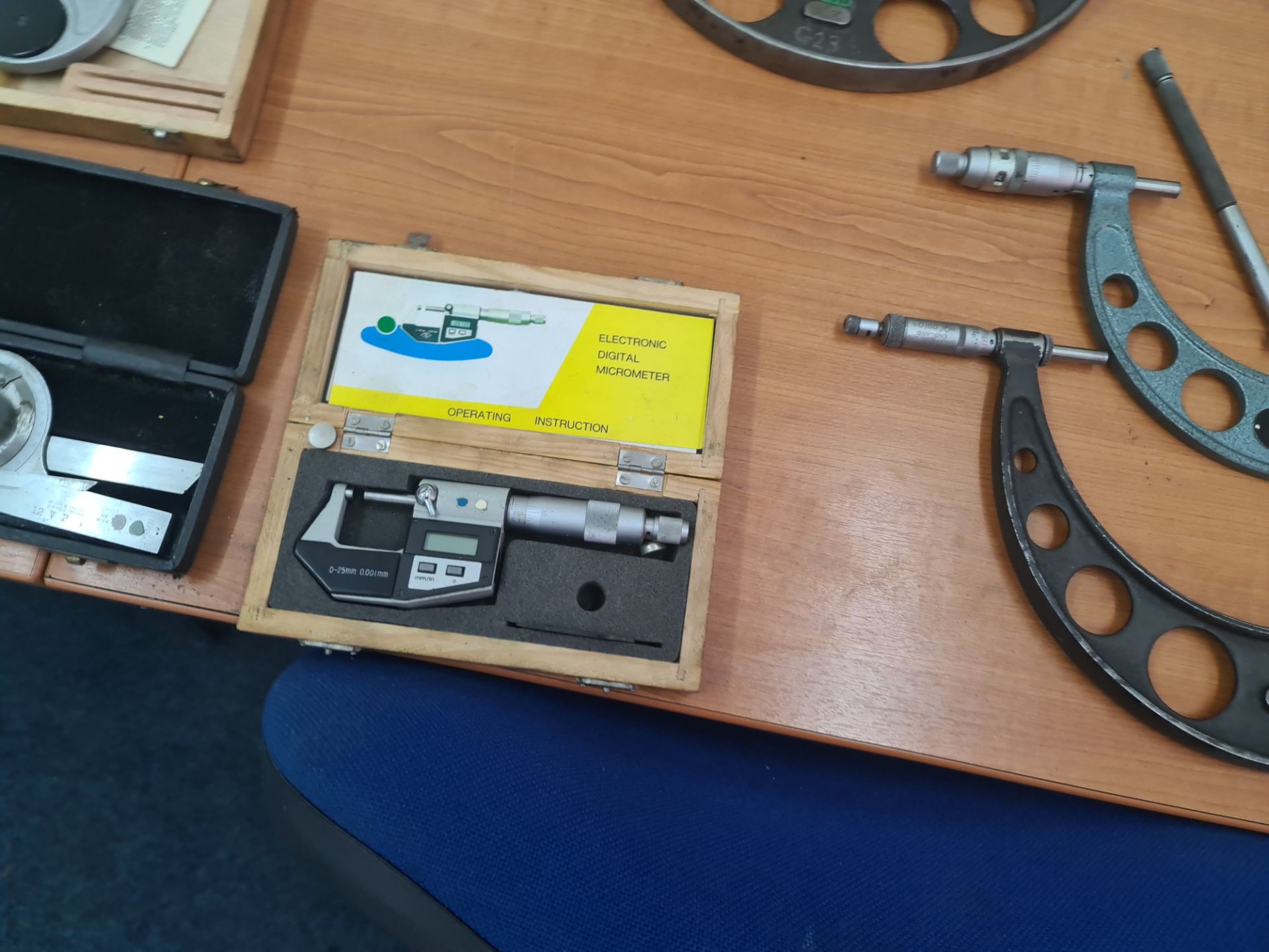 Large quantity of micrometers, callipers & other measuring equipment comprising trolley & contents. - Image 27 of 28