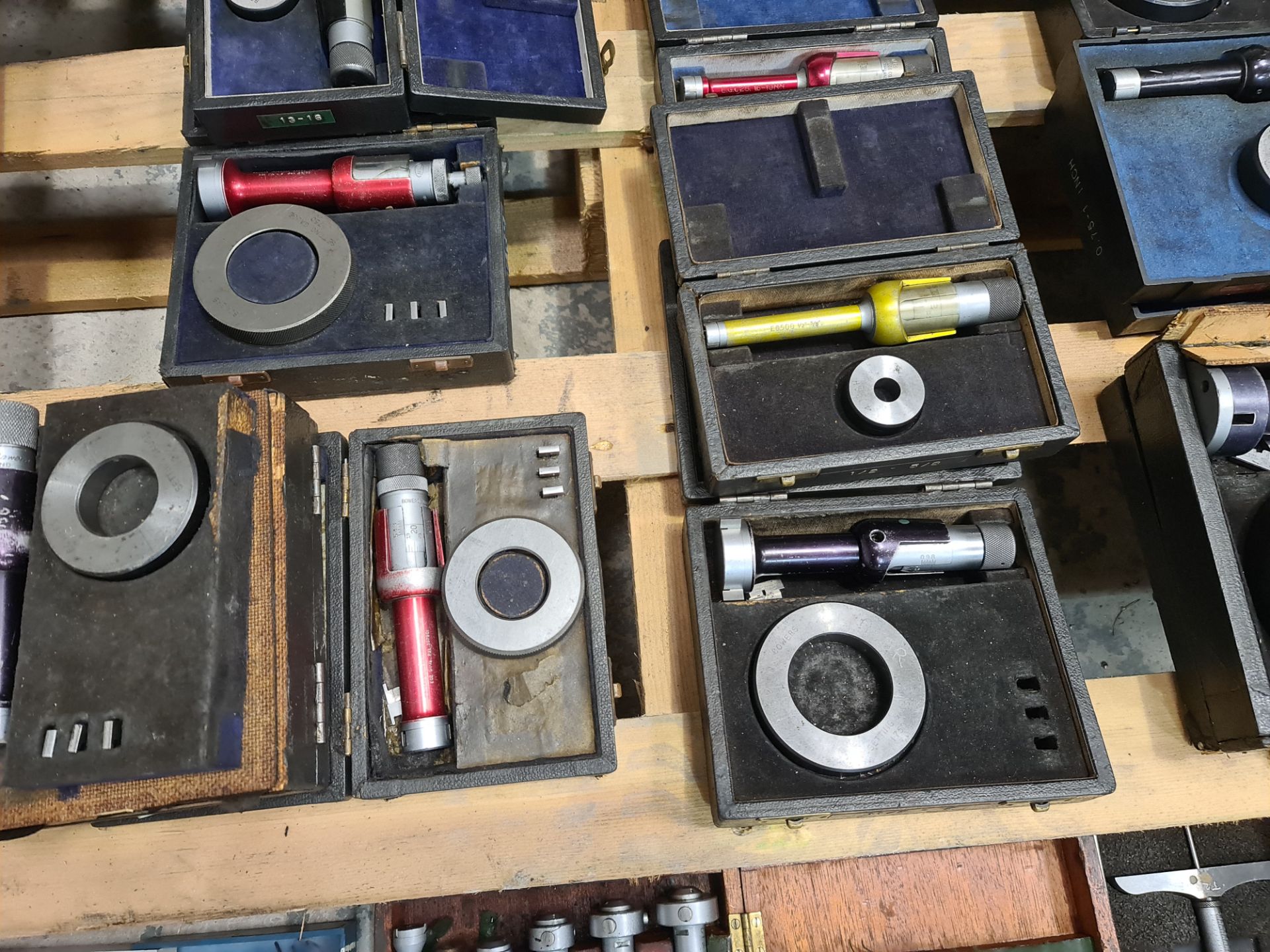 Quantity of assorted measuring devices, mostly each in their own individual case. This lot comprise - Image 7 of 13