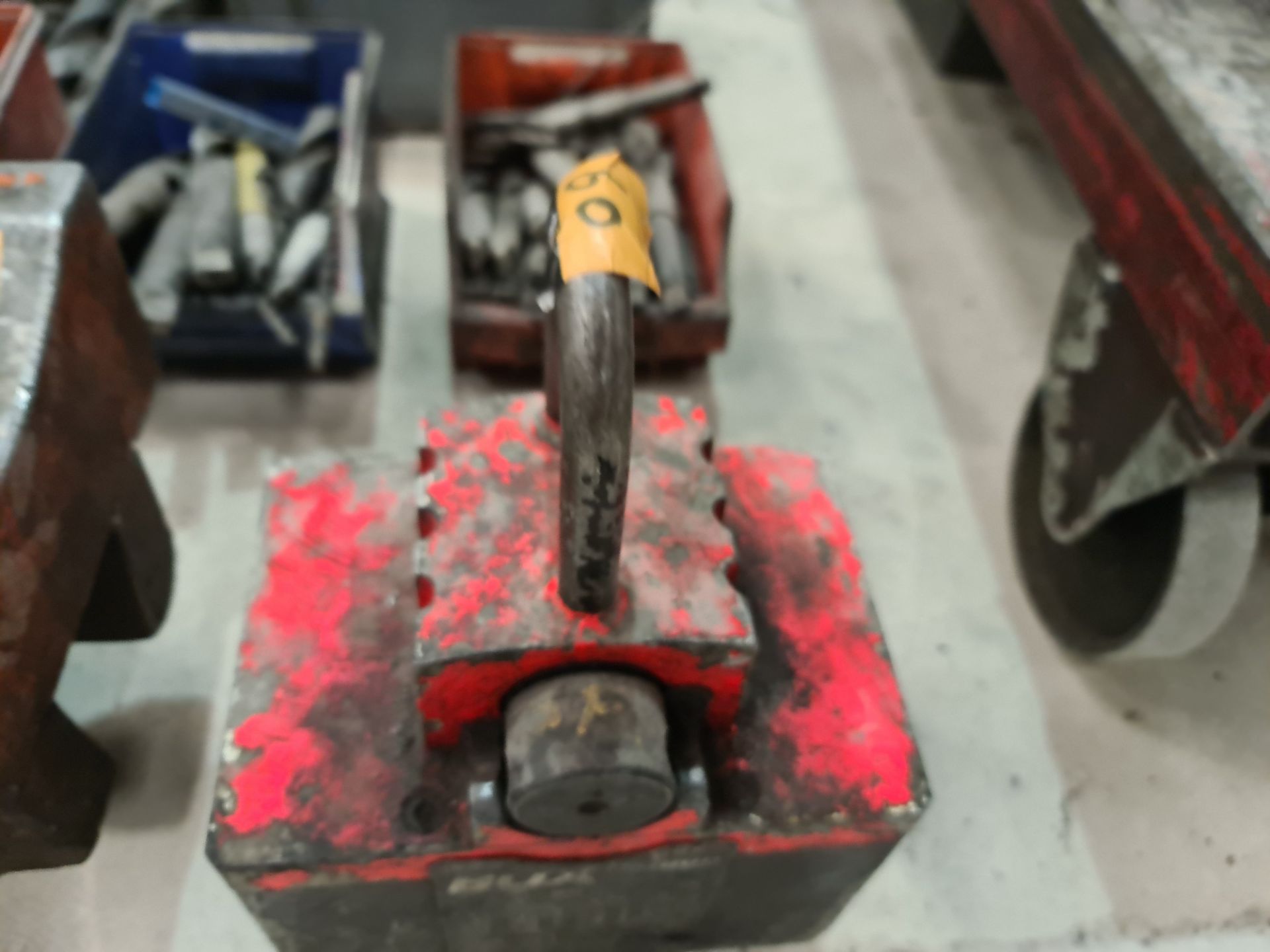 Magnetic lifting attachment - Image 4 of 5