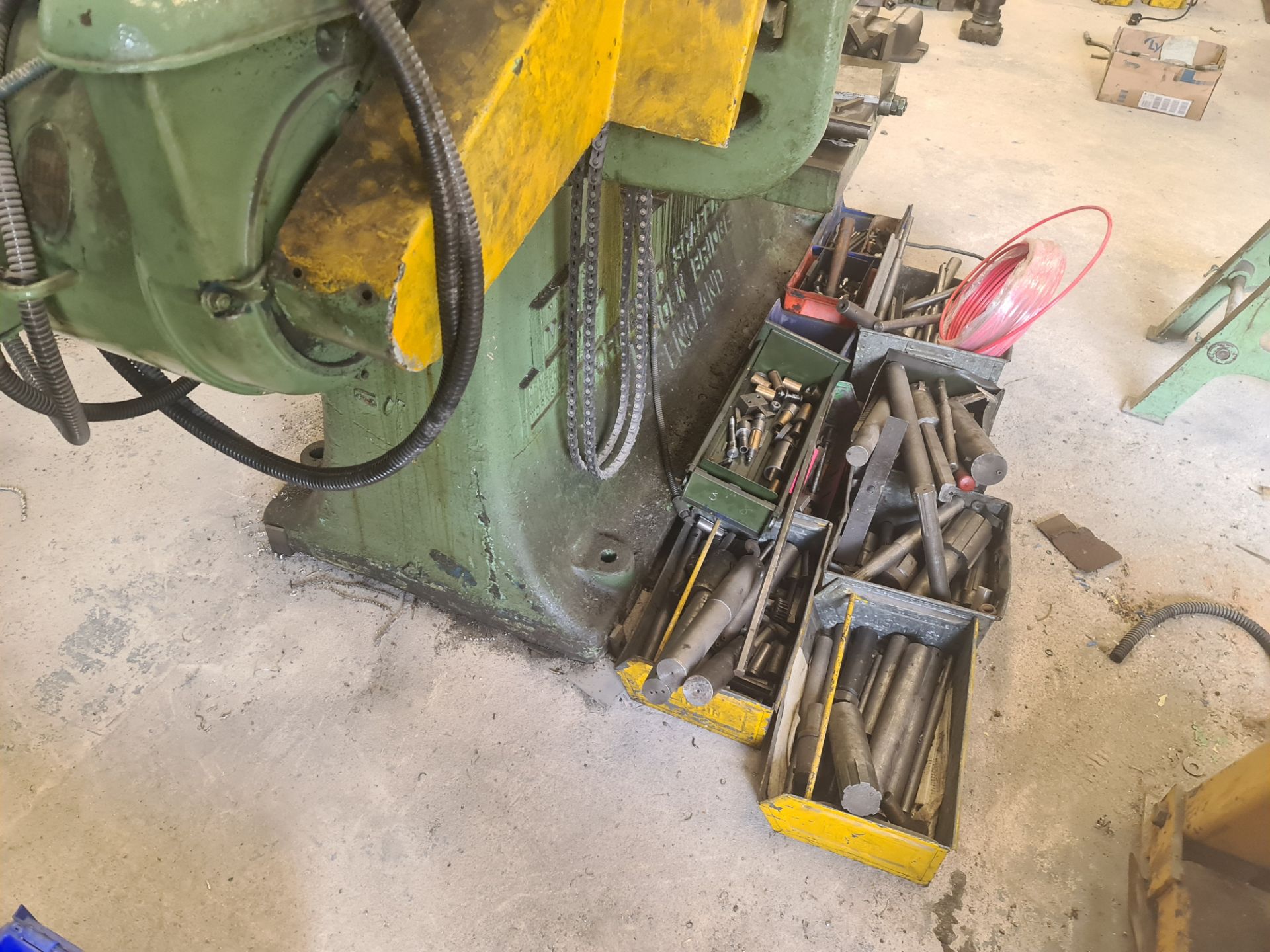 Ormerod slotting machine (machine number 4981) including the crates of tooling located immediately a - Image 25 of 34