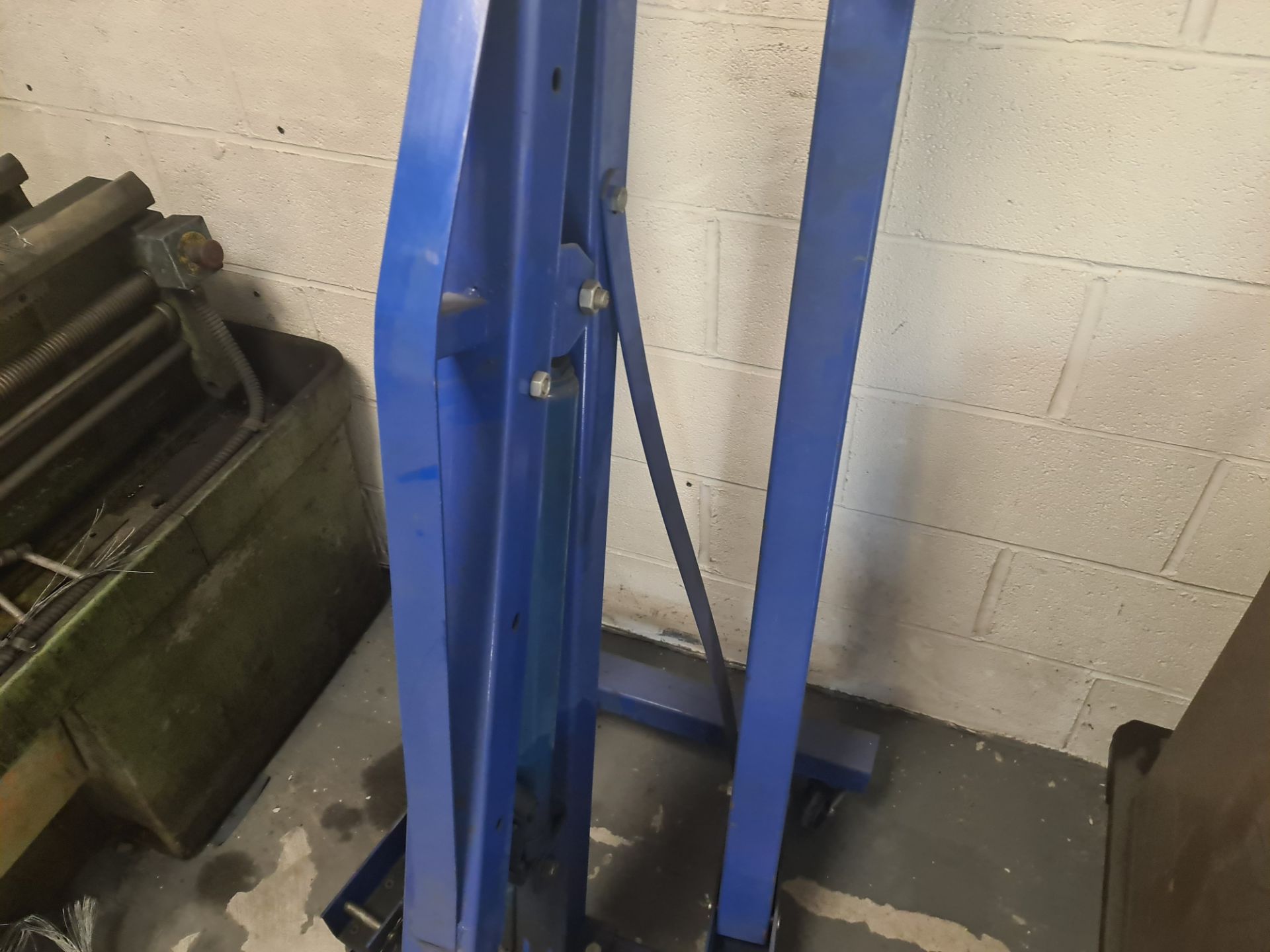 2 tonne hydraulic mobile lifting device - Image 4 of 8