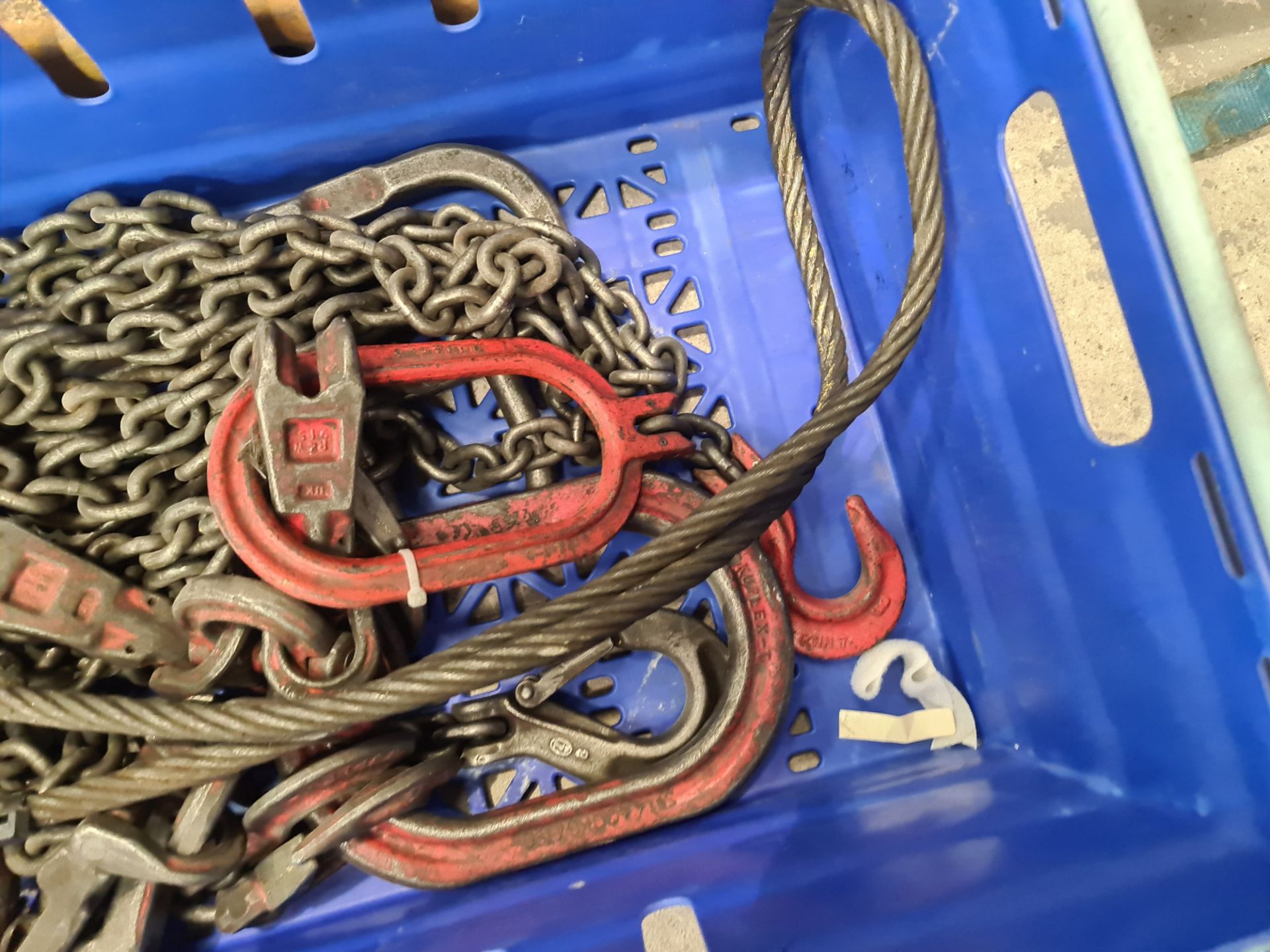 The contents of a crate of lifting chains - crate excluded - Image 3 of 3