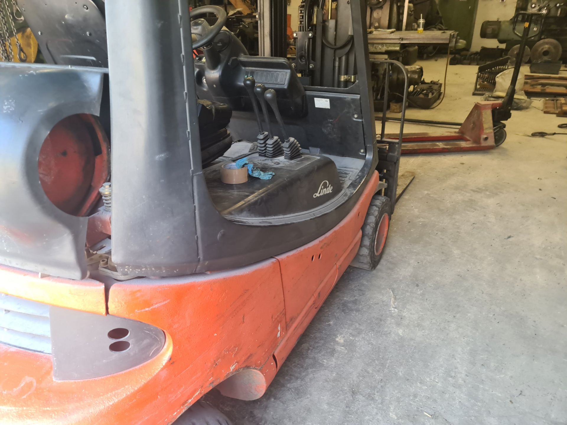 Linde E20 gas forklift truck with side shift. Year of manufacture 2006. Machine type H20T03. Lift - Image 18 of 32