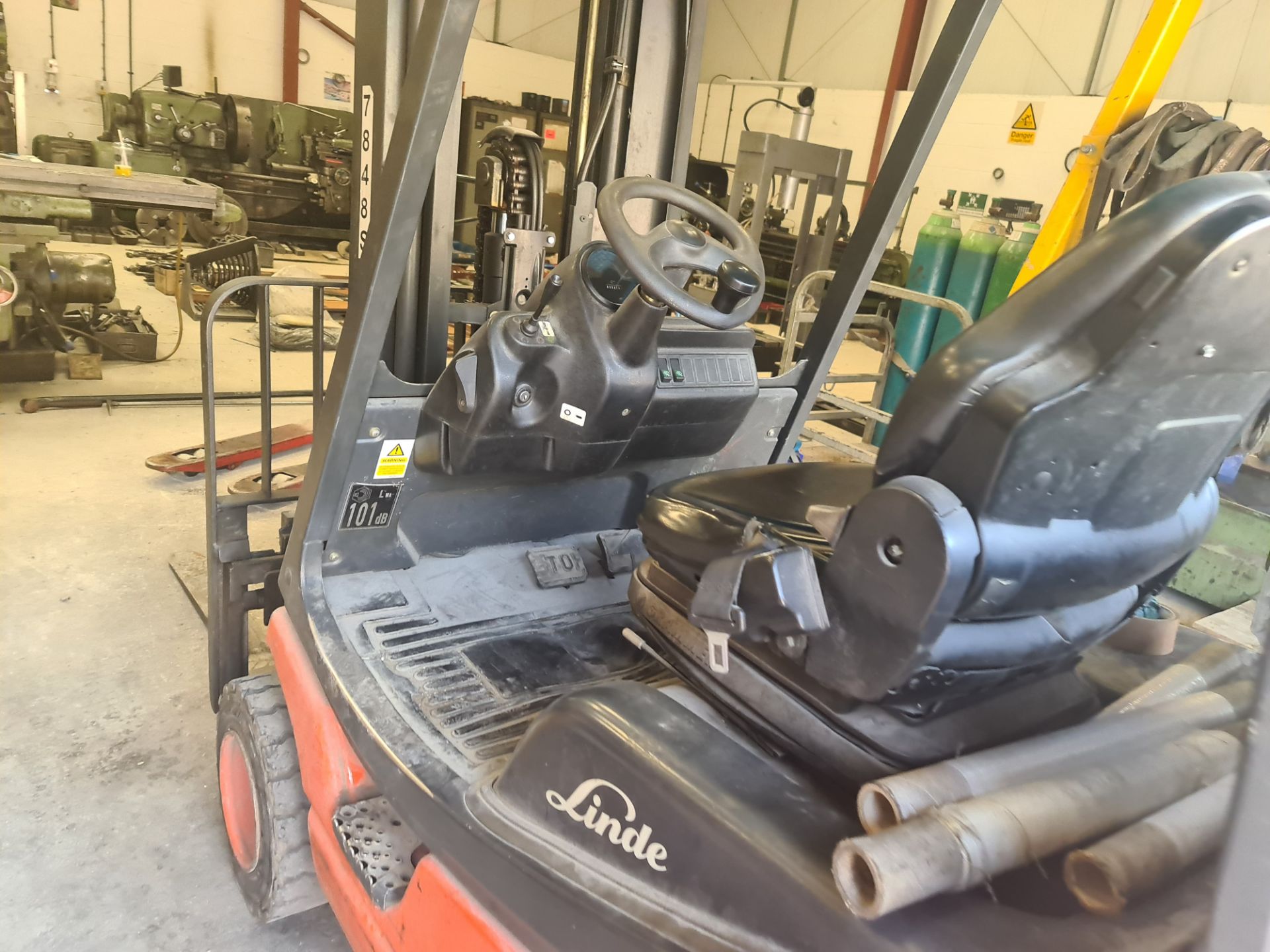 Linde E20 gas forklift truck with side shift. Year of manufacture 2006. Machine type H20T03. Lift - Image 11 of 32