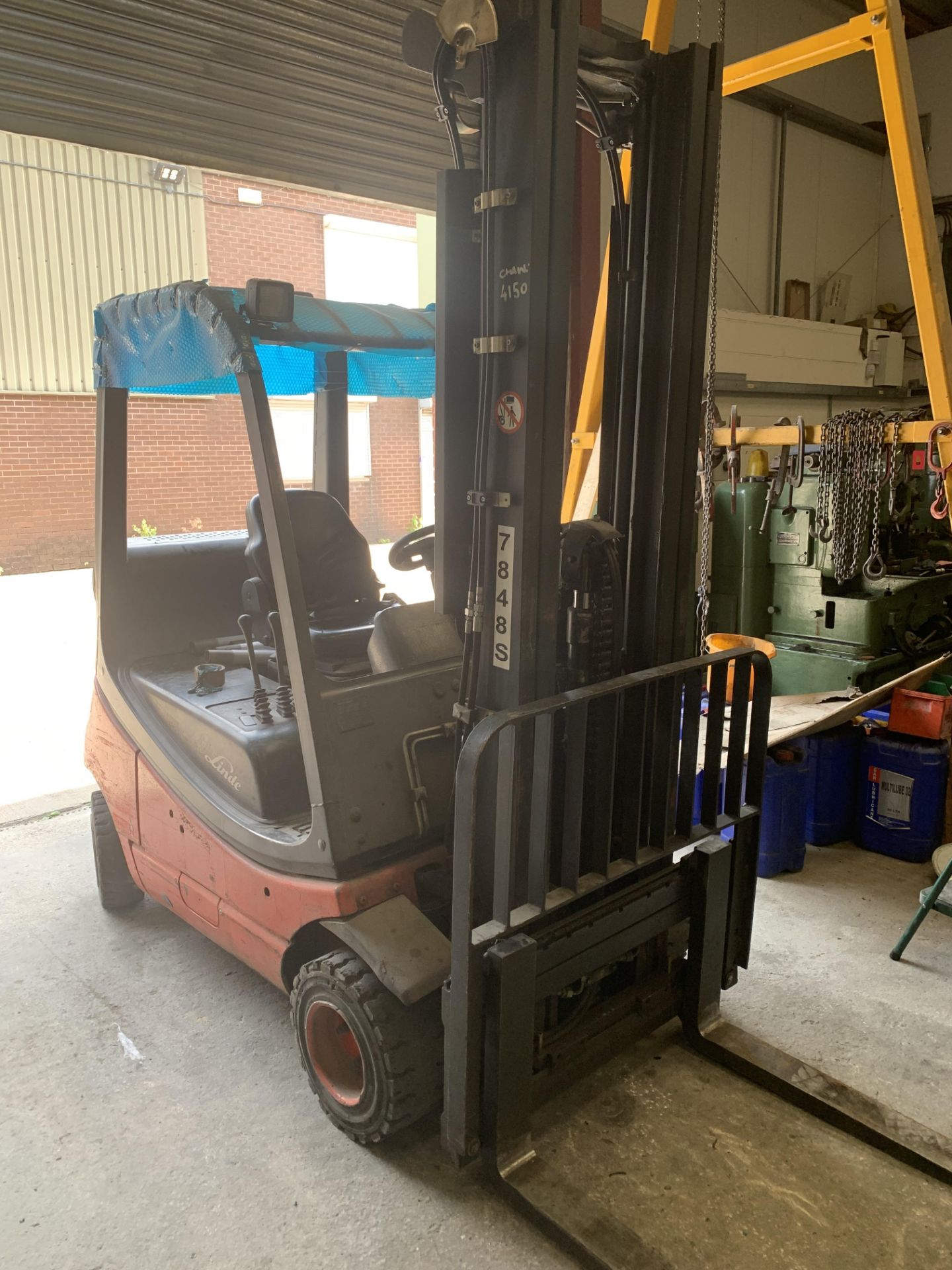 Linde E20 gas forklift truck with side shift. Year of manufacture 2006. Machine type H20T03. Lift